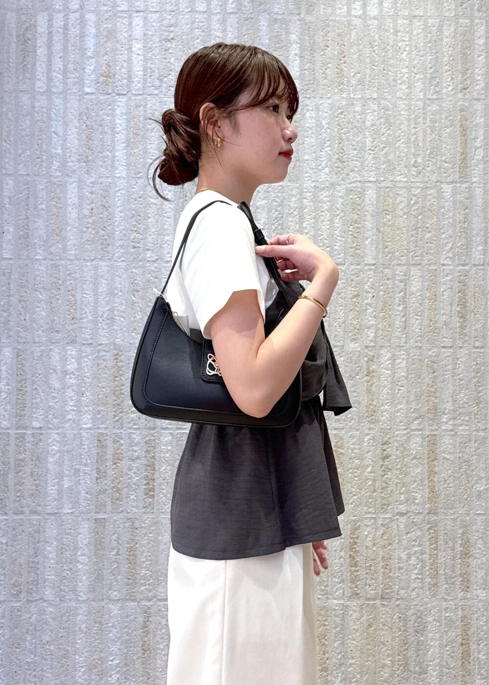 ブラック系のサンダル、ブラック系のショルダーバッグ、ホワイト系のその他パンツを着用したレディースの夏コーディネートの5枚目の写真