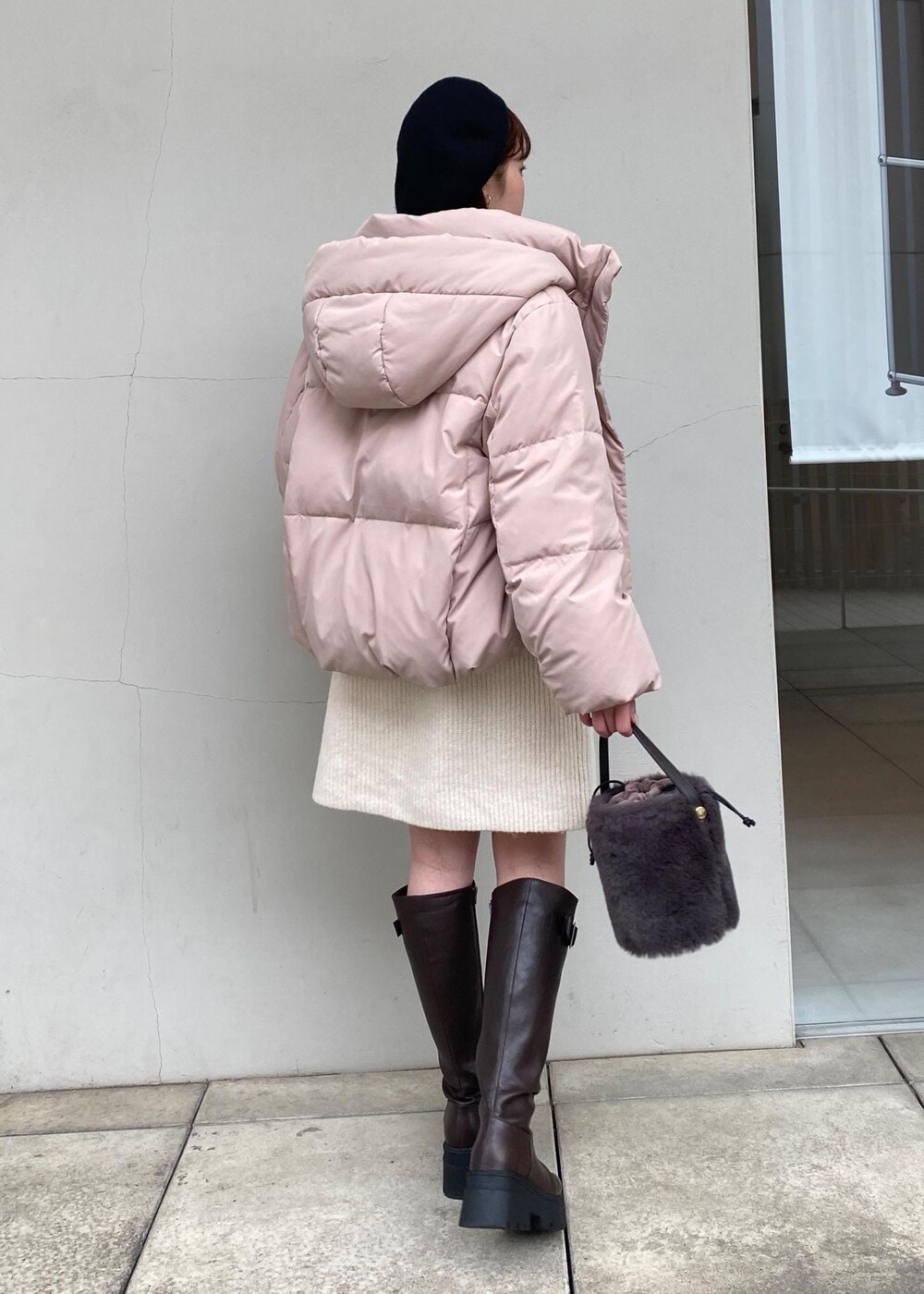「ガーリー、ホワイト、ピンク、ベレー帽、ビジュー、ファー、Wコート_pickup、ビジューワンピース、初冬コーデ、冬コーデ、デートコーデ、お出かけコーデ、クリスマスコーデ、スカートスタイル、フェミニンコーデ」｜「VISの【選べる着丈】カップ付きロゴ刺繍Wストラップキャミソール【洗える】（キャミソール、ホワイト系）」を使った、minary1005さん（レディース・158cm）の秋コーディネートの7枚目の写真