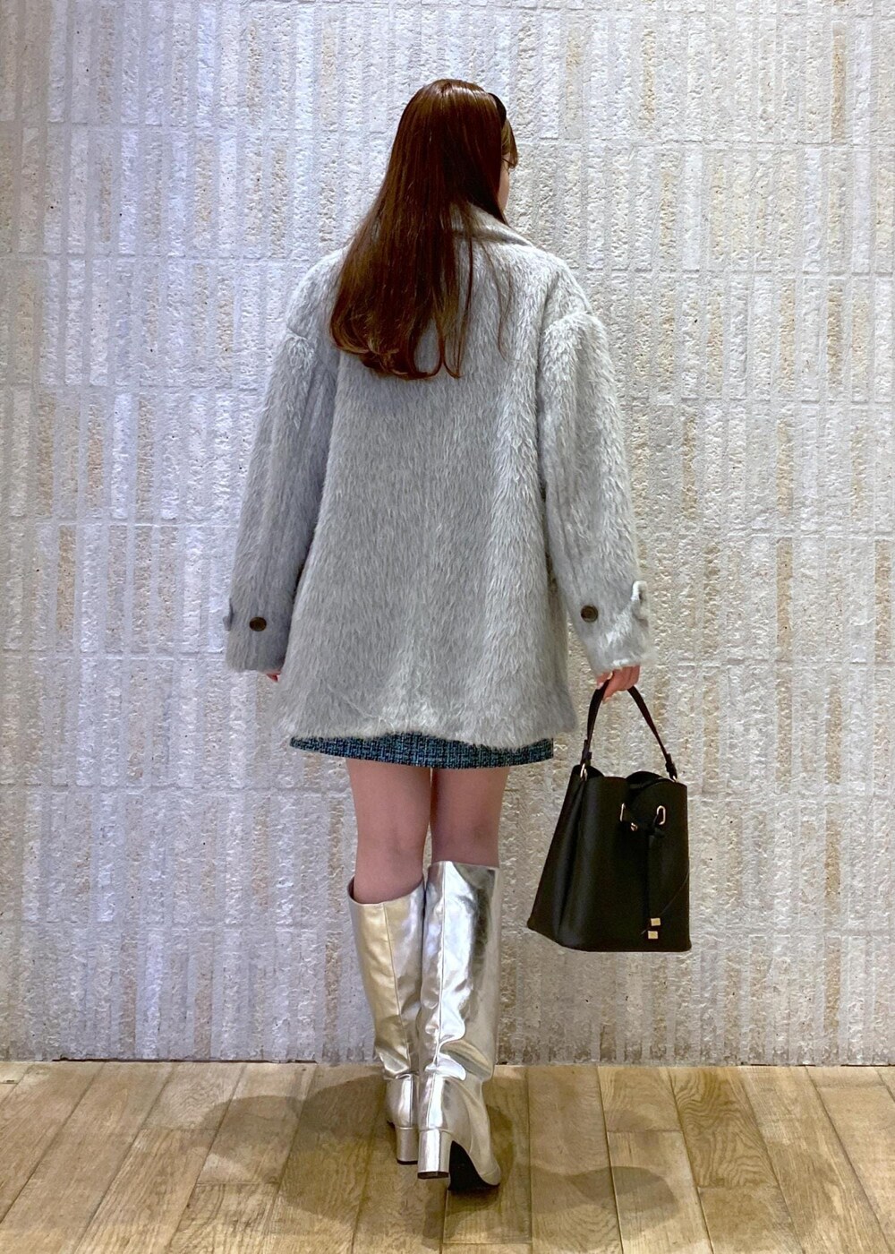 「ガーリー、初春コーデ、初冬コーデ、冬コーデ、デートコーデ、お出かけコーデ、スカートスタイル、ヘルシーコーデ、VIS、ウェーブ、ブルべ夏、乾燥、トップス、ニット/セーター、ジャケット/アウター」｜「Juzeのワイドロングブーツ（ブーツ、シルバー系）」を使った、minary1005さん（レディース・158cm）の冬コーディネートの5枚目の写真