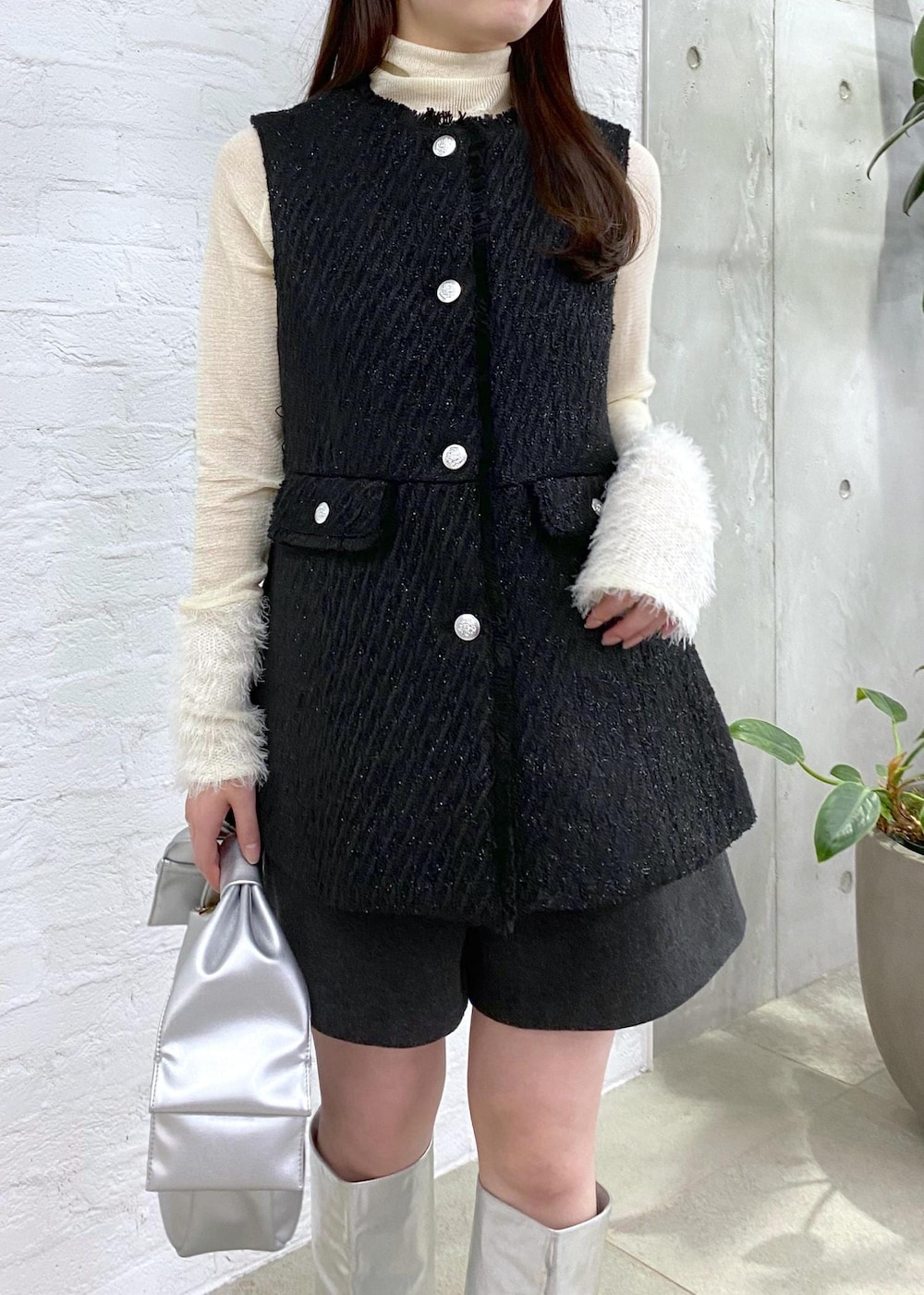 グレー系のその他パンツ、シルバー系のブーツ、ホワイト系のニット/セーターを着用したレディースの冬コーディネートの4枚目の写真