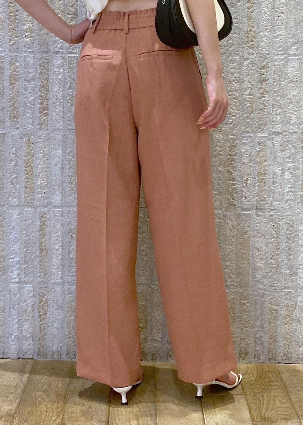 ホワイト系のサンダル、ホワイト系のキャミソール、ブラック系のショルダーバッグを着用したレディースの夏コーディネートの4枚目の写真