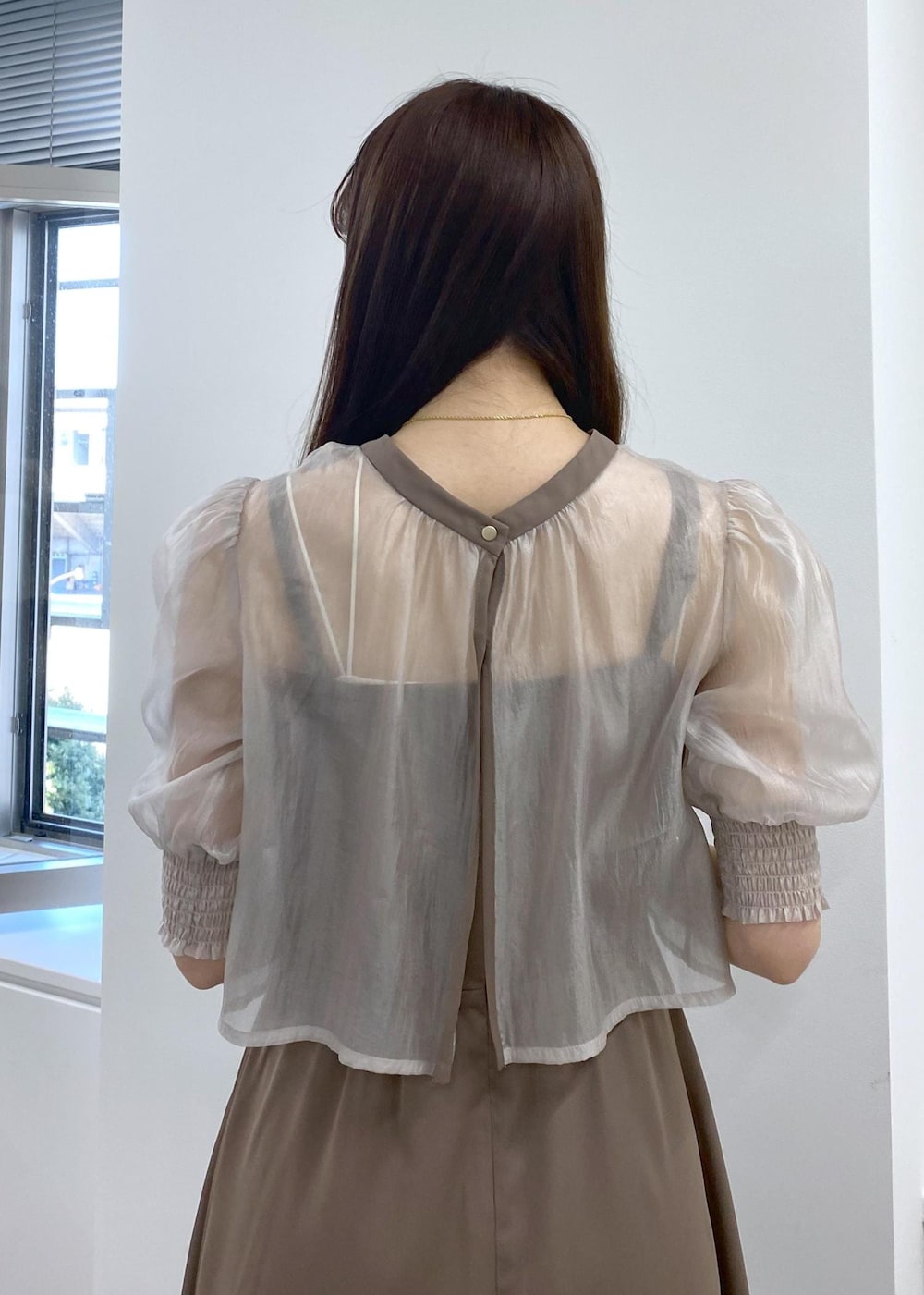 「春コーデ、夏コーデ、秋コーデ、セレモニーコーデ、結婚式コーデ、デートコーデ、お出かけコーデ、女子会コーデ、フェミニンコーデ、きれいめコーデ、VIS、ウェーブ、ブルべ夏、乾燥、ワンピース」｜「VISの【2WAY】変形ひねりキルティングミニショルダーバッグ（ショルダーバッグ、ブラック系）」を使った、minary1005さん（レディース・158cm）の春コーディネートの8枚目の写真