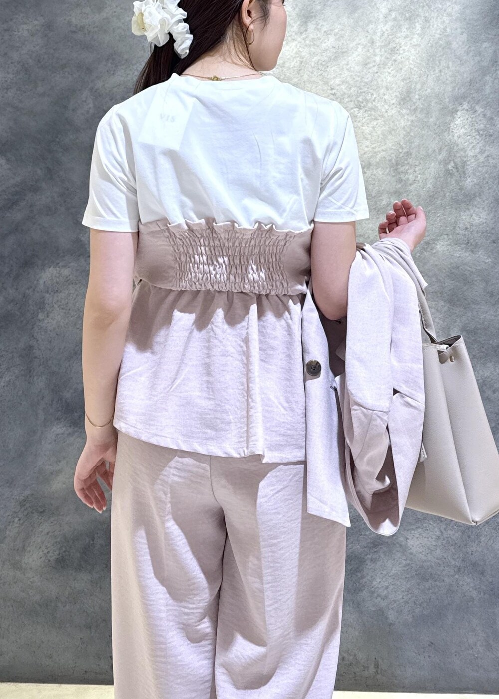 ピンク系のTシャツ/カットソー、ピンク系のその他パンツ、ピンク系のテーラードジャケットを着用したレディースの春コーディネートの7枚目の写真