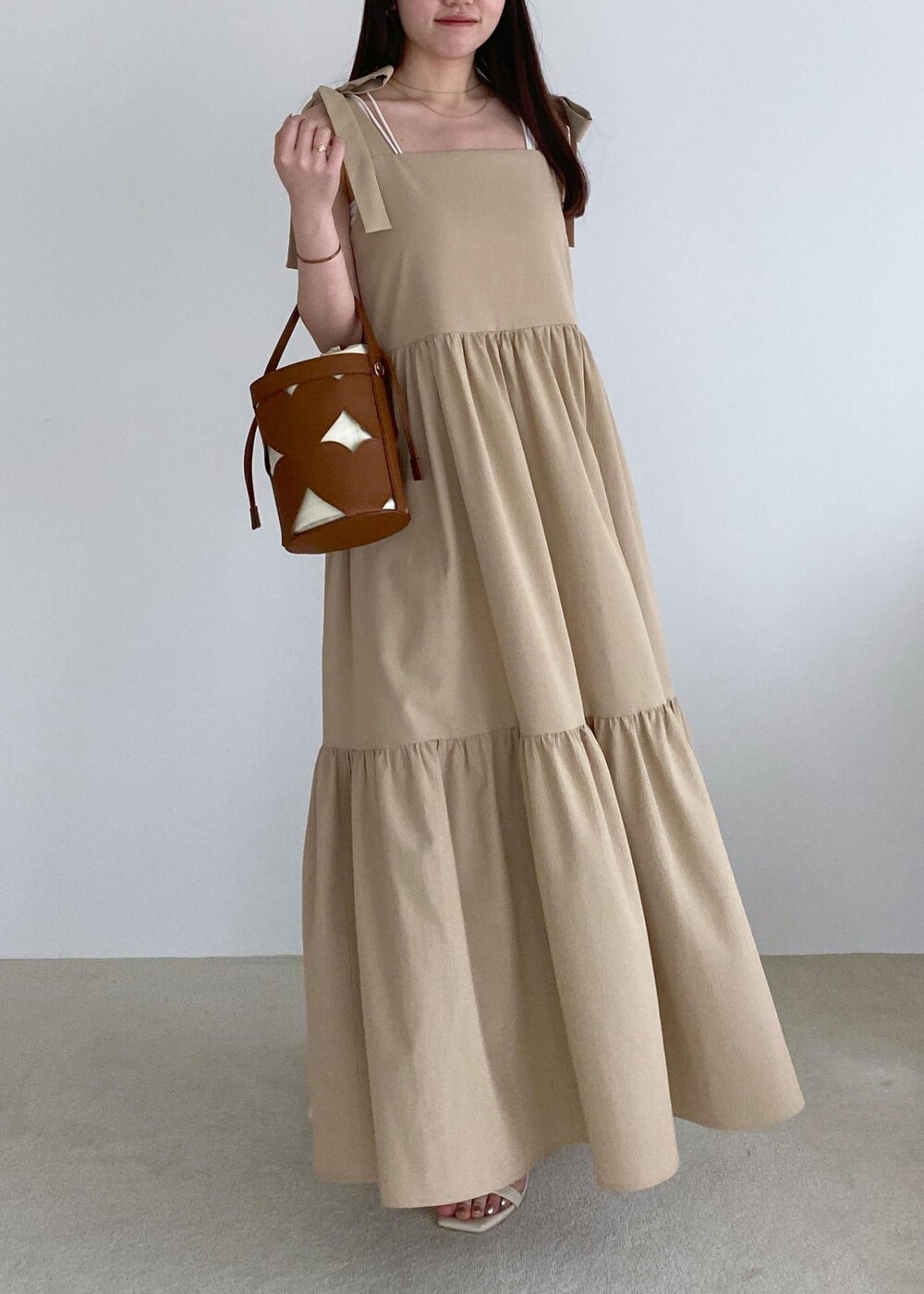 「骨格ウェーブ、身長158cm、リボン、夏コーデ、デートコーデ、お出かけコーデ、ヘルシーコーデ、フェミニンコーデ、VIS、ウェーブ、ブルべ夏、乾燥、ワンピース、バッグ、ハンドバッグ」｜「Juzeのメタルヒールサンダル（サンダル、ホワイト系）」を使った、minary1005さん（レディース・158cm）の夏コーディネートの3枚目の写真