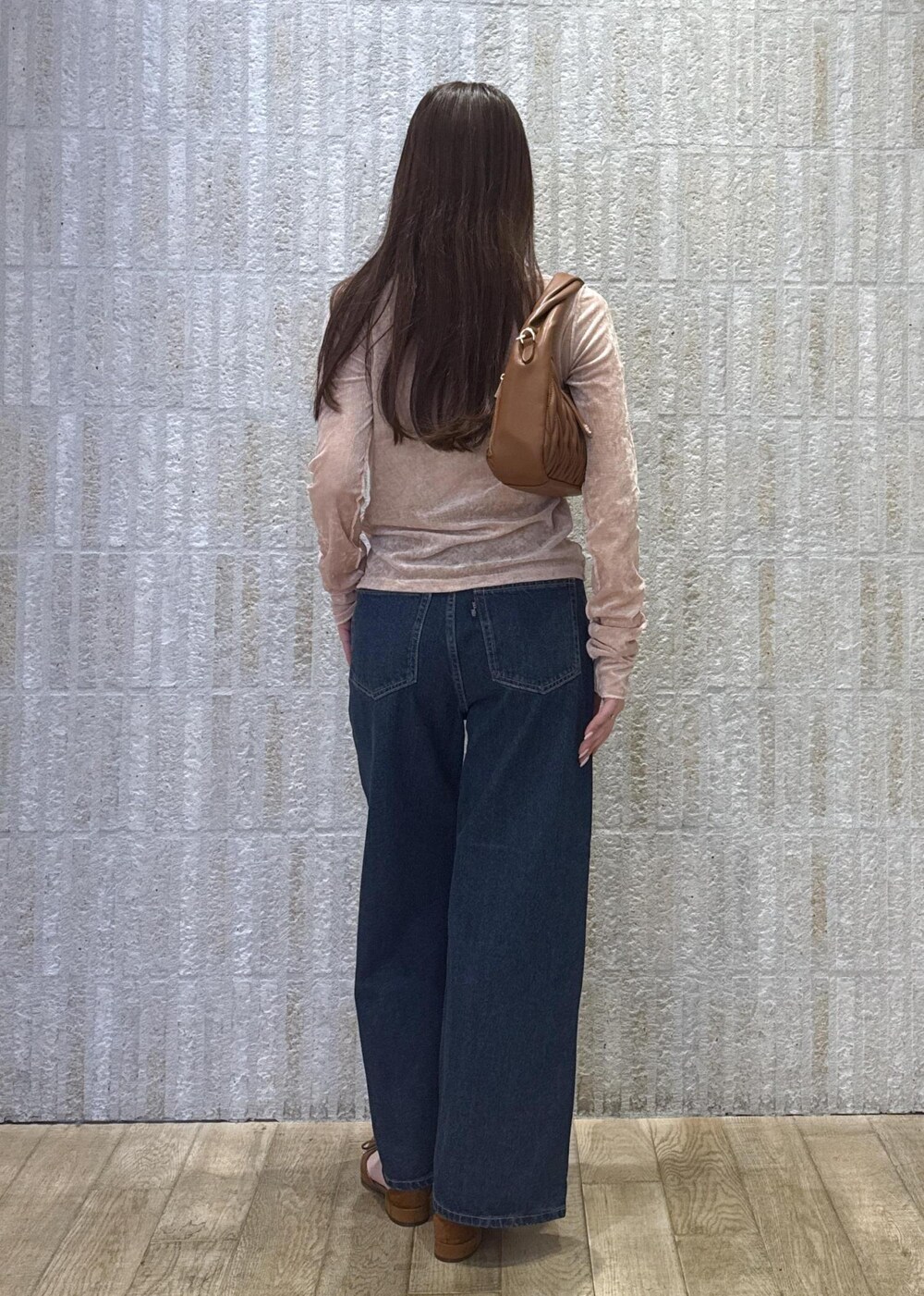 イエロー系のパンプス、ブラウン系のハンドバッグ、ピンク系のカーディガン/ボレロを着用したレディースの秋コーディネートの7枚目の写真