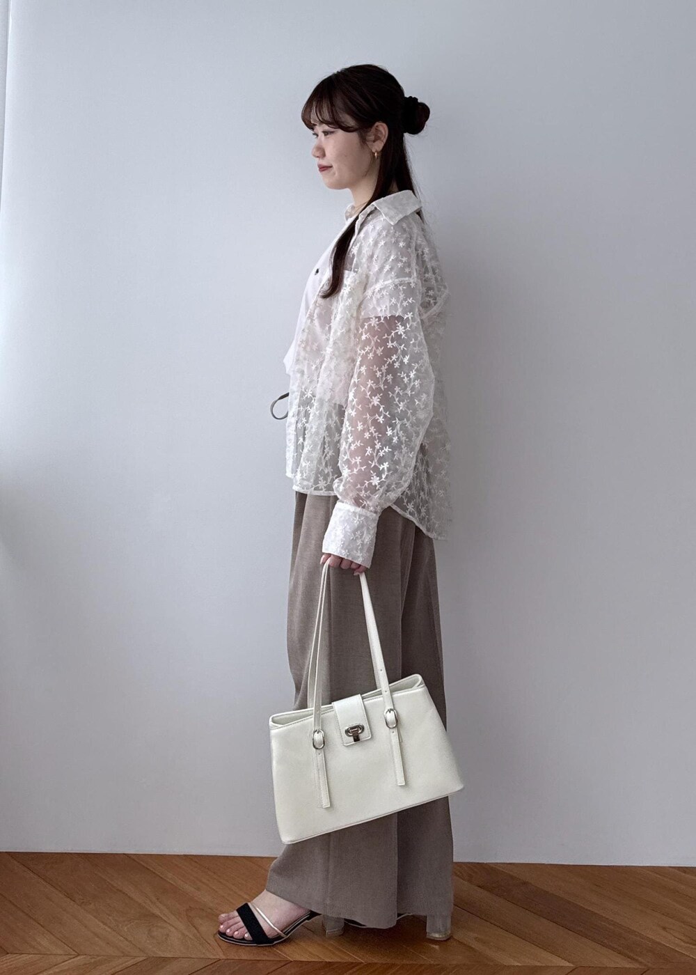 ブラック系のサンダル、ホワイト系のシャツ/ブラウス、ピンク系のTシャツ/カットソーを着用したレディースの春コーディネートの7枚目の写真