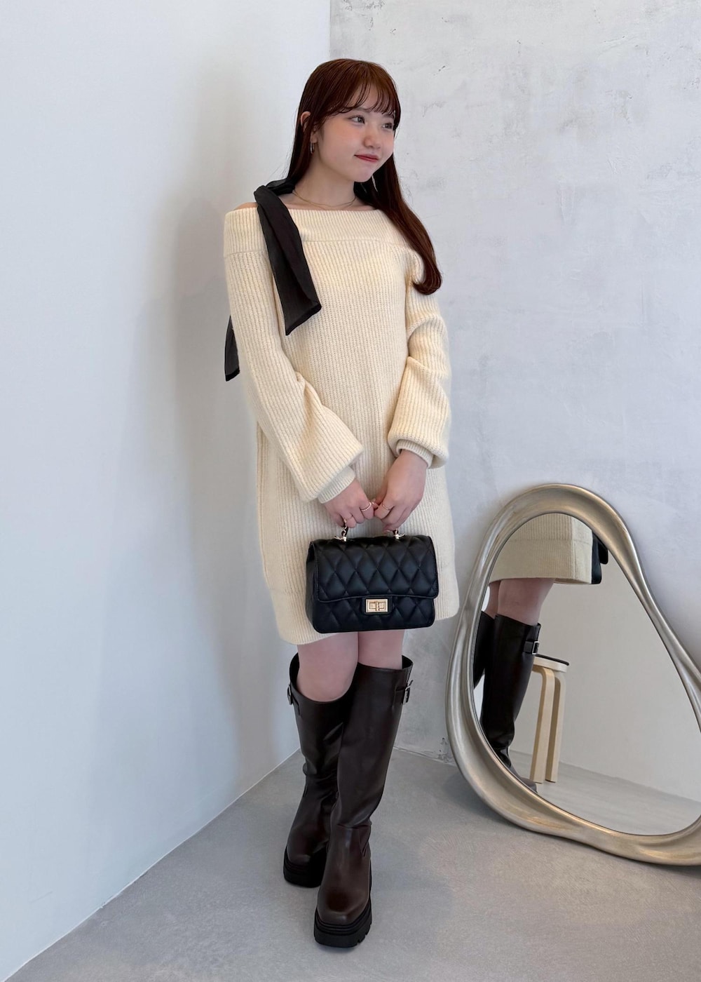 ホワイト系のキャミソール、ブラウン系のブーツ、ホワイト系のワンピースを着用したレディースの秋コーディネートの2枚目の写真