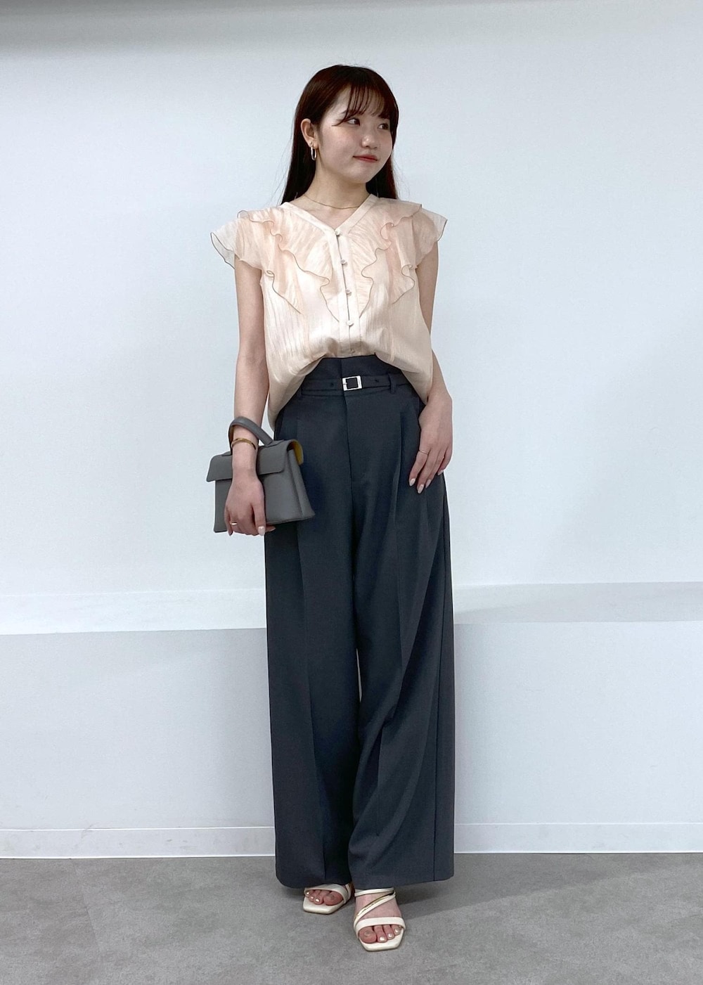 「骨格ウェーブ、身長158cm、初夏コーデ、夏コーデ、デートコーデ、お出かけコーデ、大人カジュアル、パンツスタイル、ヘルシーコーデ、きれいめコーデ、VIS、ウェーブ、ブルべ夏、乾燥、トップス」｜「VISの【選べる着丈】カップ付きロゴ刺繍Wストラップキャミソール【洗える】（キャミソール、ホワイト系）」を使った、minary1005さん（レディース・158cm）の春コーディネートの2枚目の写真