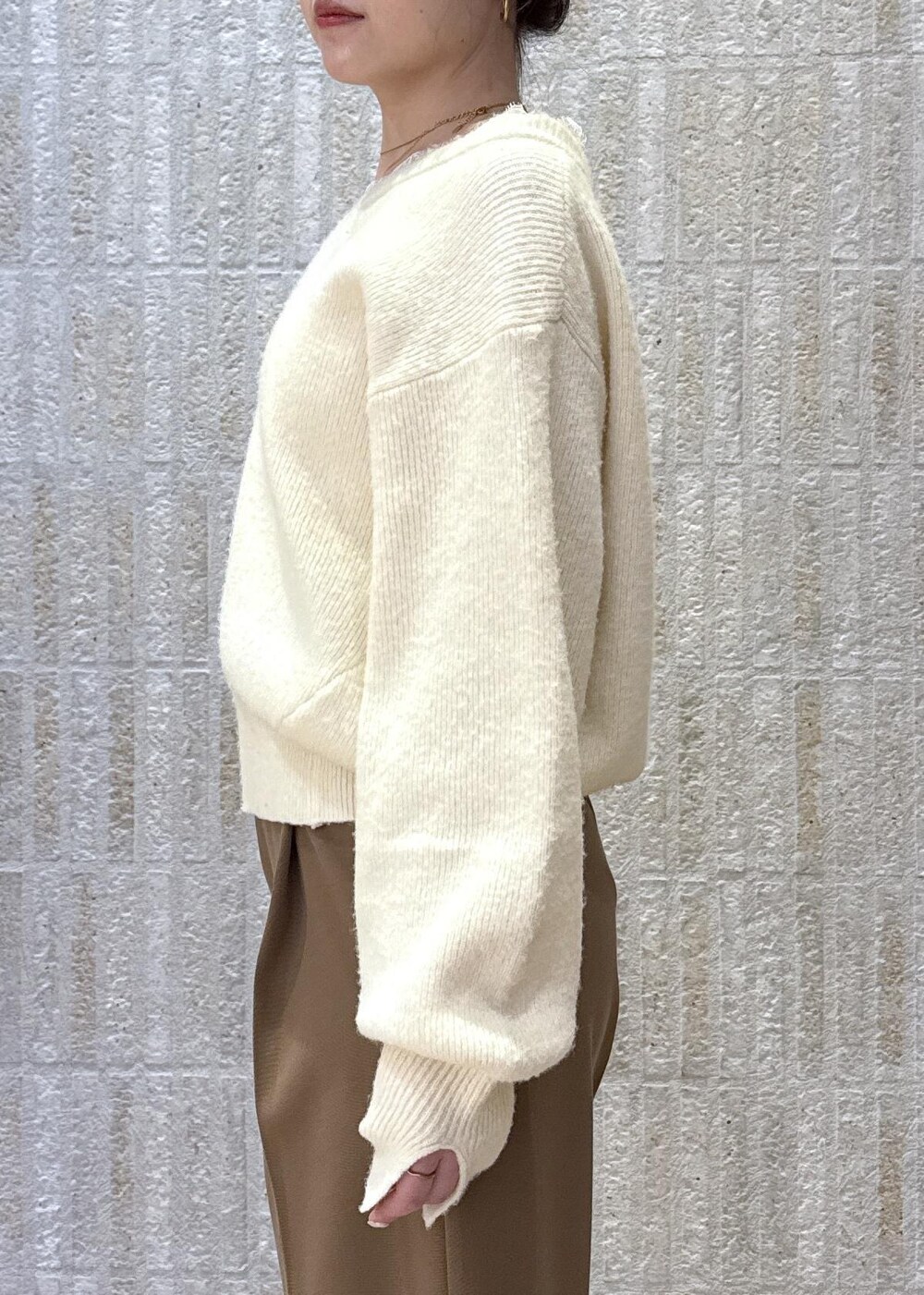 グレー系のブルゾン、ホワイト系のニット/セーター、イエロー系のその他パンツを着用したレディースの冬コーディネートの5枚目の写真