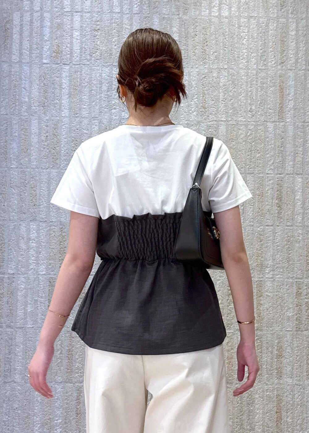 ブラック系のサンダル、ブラック系のショルダーバッグ、ホワイト系のその他パンツを着用したレディースの夏コーディネートの6枚目の写真
