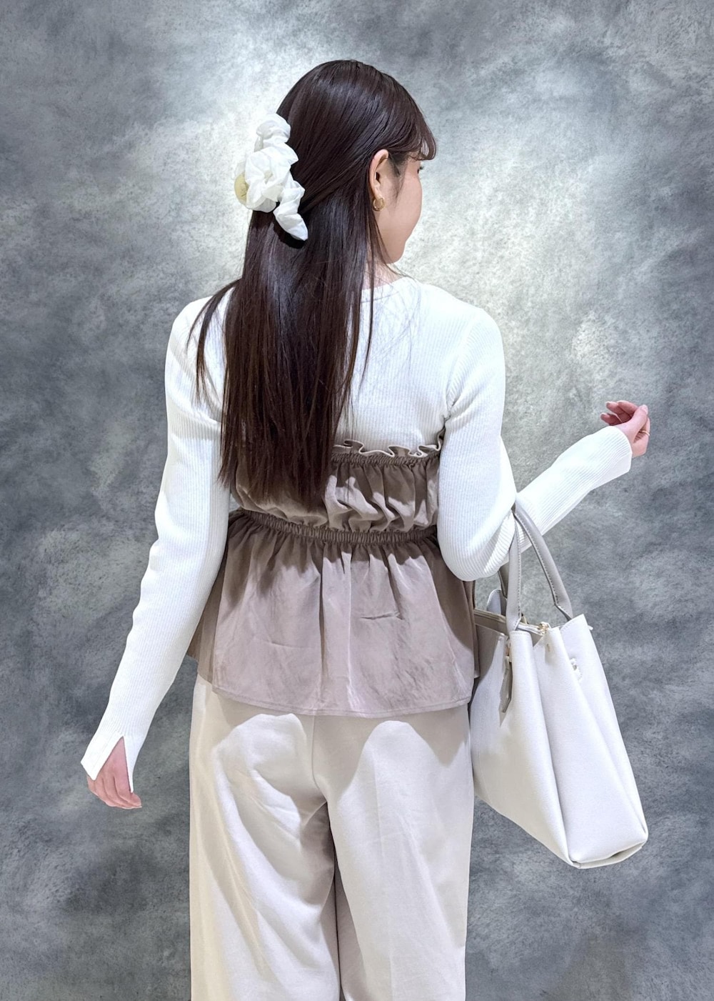 ベージュ系のその他パンツ、ブラック系のパンプス、ベージュ系のニット/セーターを着用したレディースの春コーディネートの6枚目の写真