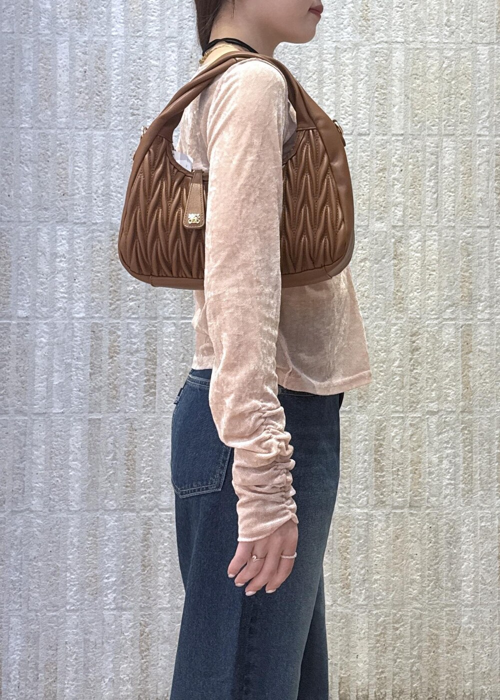 イエロー系のパンプス、ブラウン系のハンドバッグ、ピンク系のカーディガン/ボレロを着用したレディースの秋コーディネートの4枚目の写真