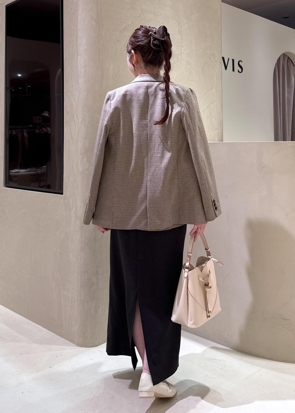 「骨格ウェーブ、身長158cm、初秋コーデ、秋コーデ、スカートスタイル、ワントーンコーデ、フェミニンコーデ、VIS、ウェーブ、ブルべ夏、乾燥、トップス、キャミソール、ジャケット/アウター、テーラードジャケット」｜「VISの【累計販売枚数10,000点】【2WAY】ハートカットバッグ（ショルダーバッグ、ベージュ系）」を使った、minary1005さん（レディース・158cm）の秋コーディネートの7枚目の写真