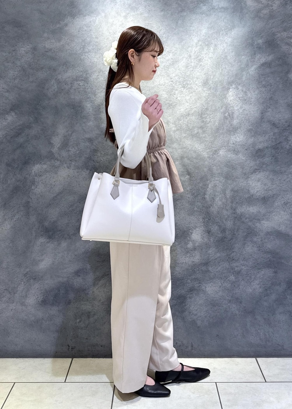 ベージュ系のその他パンツ、ブラック系のパンプス、ベージュ系のニット/セーターを着用したレディースの春コーディネートの5枚目の写真