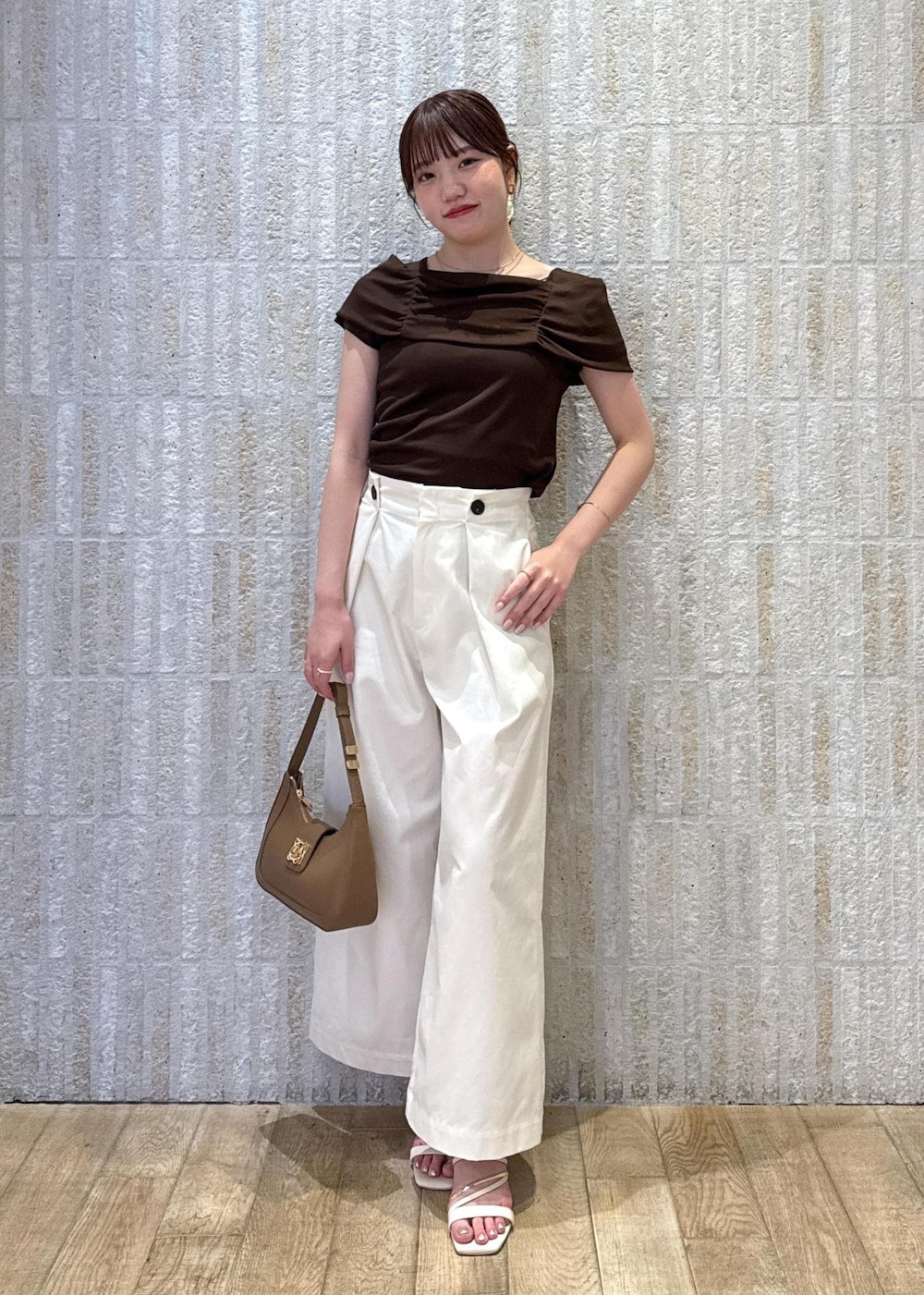 「骨格ウェーブ、身長158cm、夏コーデ、デートコーデ、お出かけコーデ、旅行コーデ、大人カジュアル、ヘルシーコーデ、フェミニンコーデ、きれいめコーデ、VIS、ウェーブ、ブルべ夏、乾燥、トップス」｜「Juzeのメタルヒールサンダル（サンダル、ホワイト系）」を使った、minary1005さん（レディース・158cm）の夏コーディネートの2枚目の写真