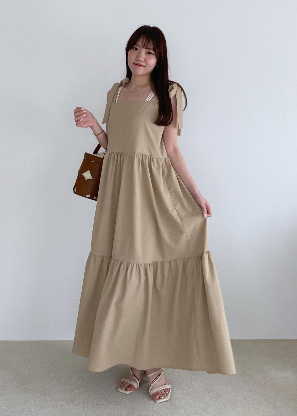 「骨格ウェーブ、身長158cm、リボン、夏コーデ、デートコーデ、お出かけコーデ、ヘルシーコーデ、フェミニンコーデ、VIS、ウェーブ、ブルべ夏、乾燥、ワンピース、バッグ、ハンドバッグ」｜「Juzeのメタルヒールサンダル（サンダル、ホワイト系）」を使った、minary1005さん（レディース・158cm）の夏コーディネートの2枚目の写真