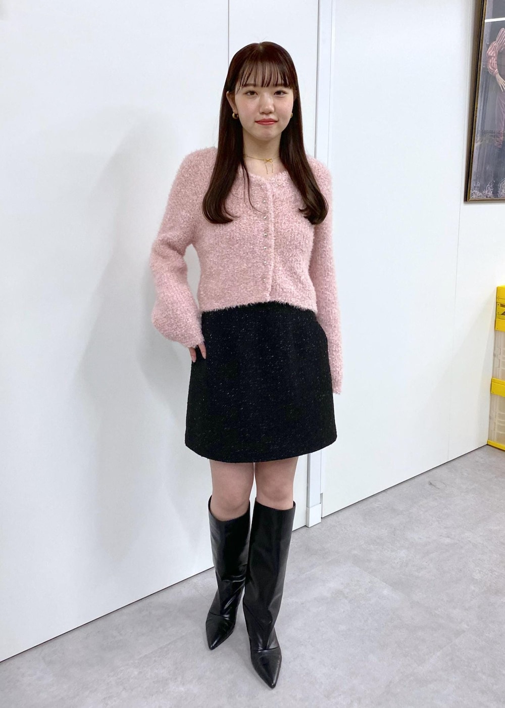 ホワイト系のキャミソール、ブラック系のブーツ、ブラック系のスカートを着用したレディースの冬コーディネートの2枚目の写真