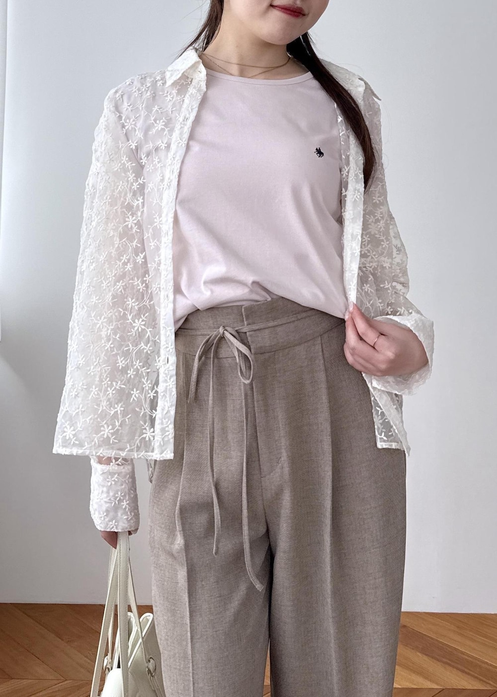 ブラック系のサンダル、ホワイト系のシャツ/ブラウス、ピンク系のTシャツ/カットソーを着用したレディースの春コーディネートの3枚目の写真