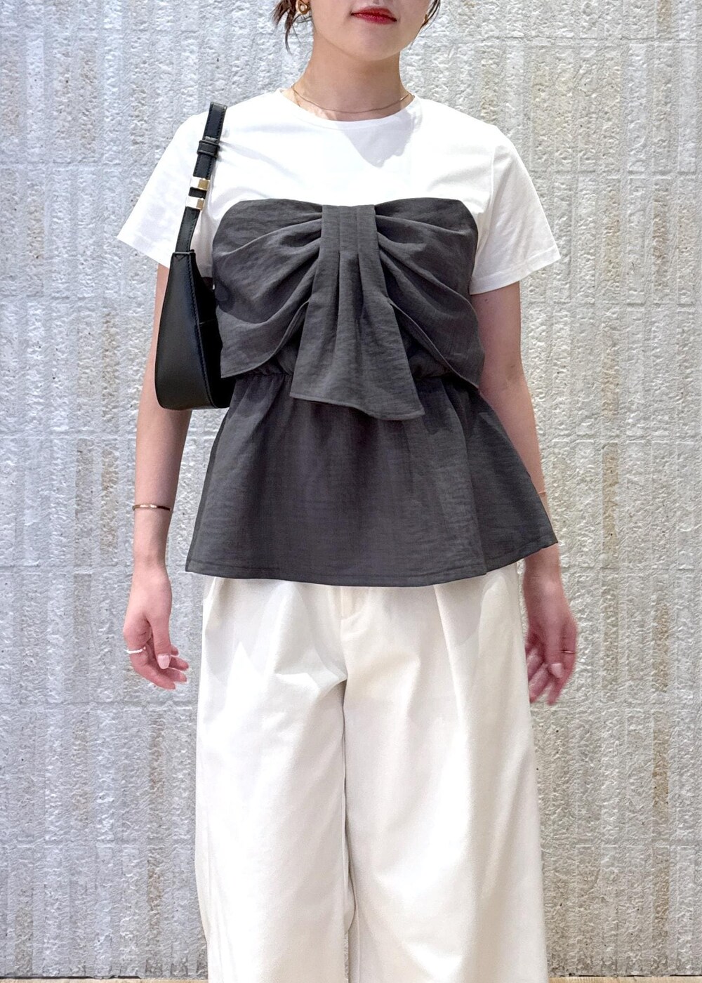 ブラック系のサンダル、ブラック系のショルダーバッグ、ホワイト系のその他パンツを着用したレディースの夏コーディネートの3枚目の写真