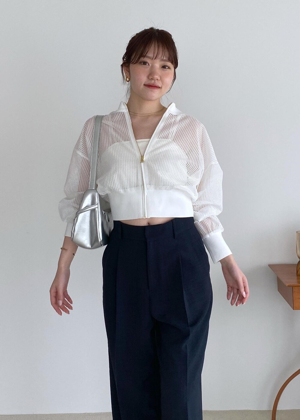 「骨格ウェーブ、身長158cm、初夏コーデ、夏コーデ、大人カジュアル、パンツスタイル、ヘルシーコーデ、シンプルコーデ、VIS、ウェーブ、ブルべ夏、乾燥、トップス、キャミソール、ジャケット/アウター」｜「VISの【選べる着丈】カップ付きロゴ刺繍Wストラップキャミソール【洗える】（キャミソール、ホワイト系）」を使った、minary1005さん（レディース・158cm）の夏コーディネートの4枚目の写真