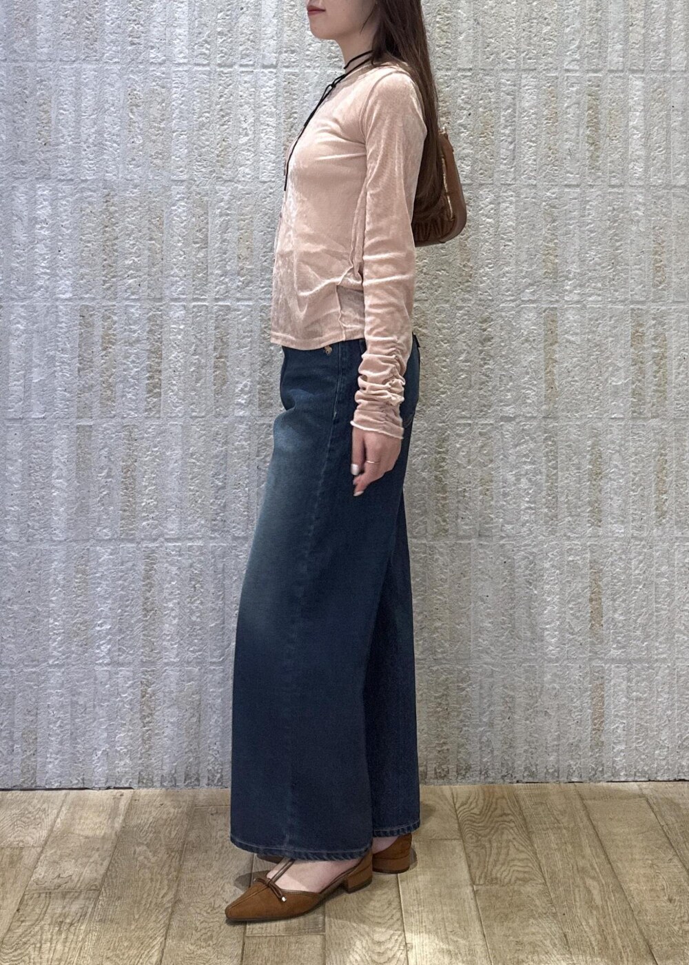 イエロー系のパンプス、ブラウン系のハンドバッグ、ピンク系のカーディガン/ボレロを着用したレディースの秋コーディネートの5枚目の写真