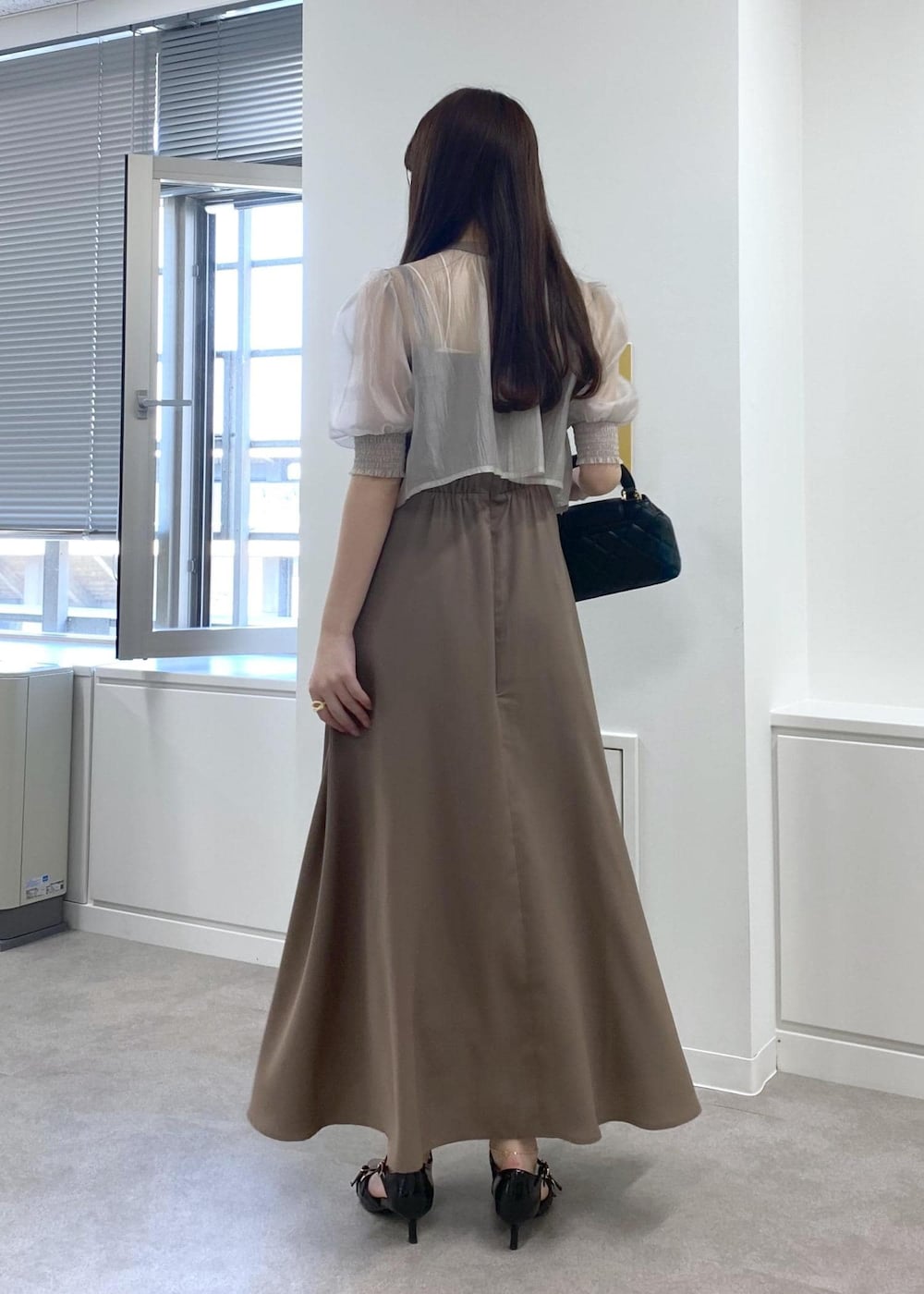 「春コーデ、夏コーデ、秋コーデ、セレモニーコーデ、結婚式コーデ、デートコーデ、お出かけコーデ、女子会コーデ、フェミニンコーデ、きれいめコーデ、VIS、ウェーブ、ブルべ夏、乾燥、ワンピース」｜「VISの【2WAY】変形ひねりキルティングミニショルダーバッグ（ショルダーバッグ、ブラック系）」を使った、minary1005さん（レディース・158cm）の春コーディネートの9枚目の写真