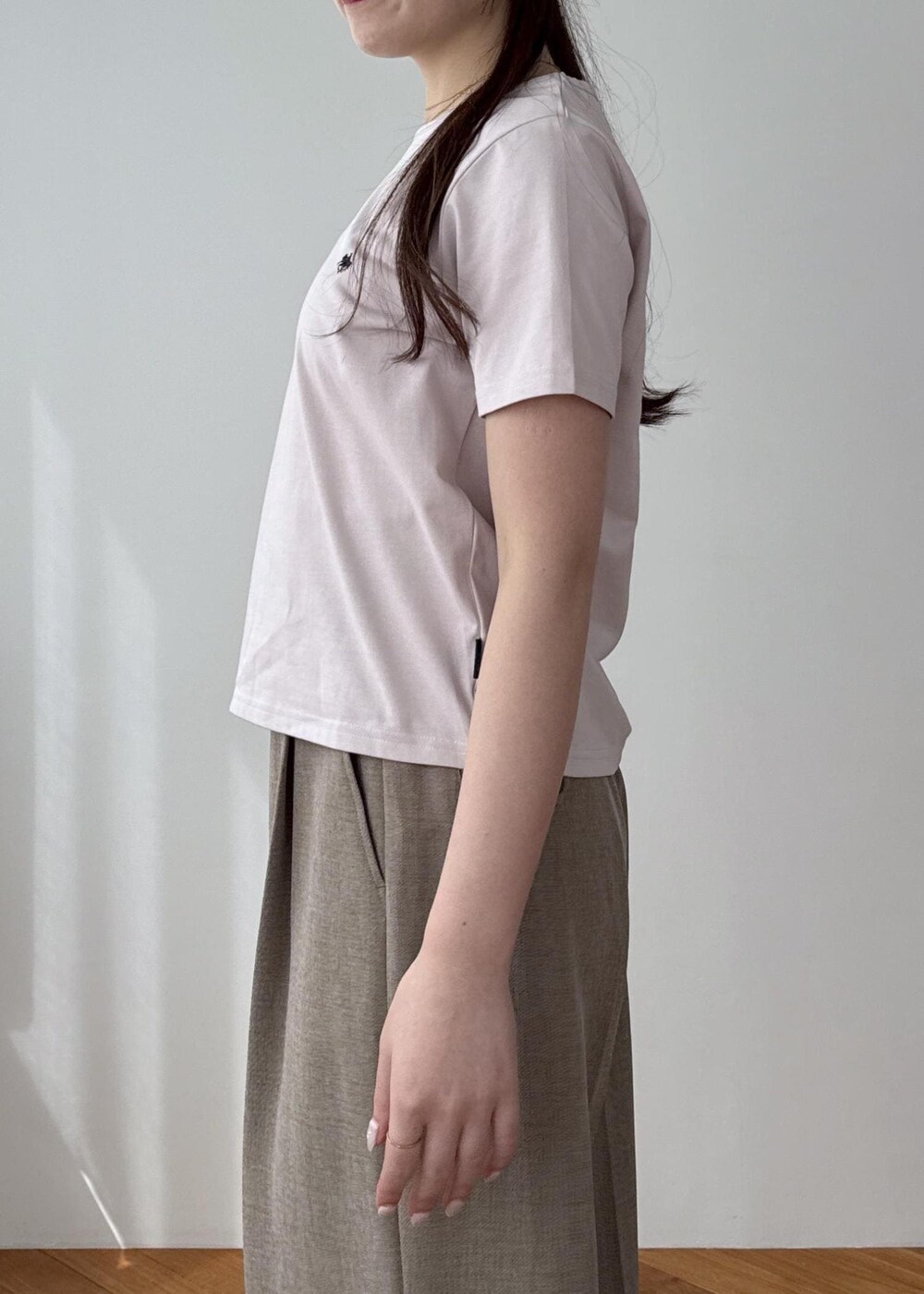 ブラック系のサンダル、ホワイト系のシャツ/ブラウス、ピンク系のTシャツ/カットソーを着用したレディースの春コーディネートの6枚目の写真