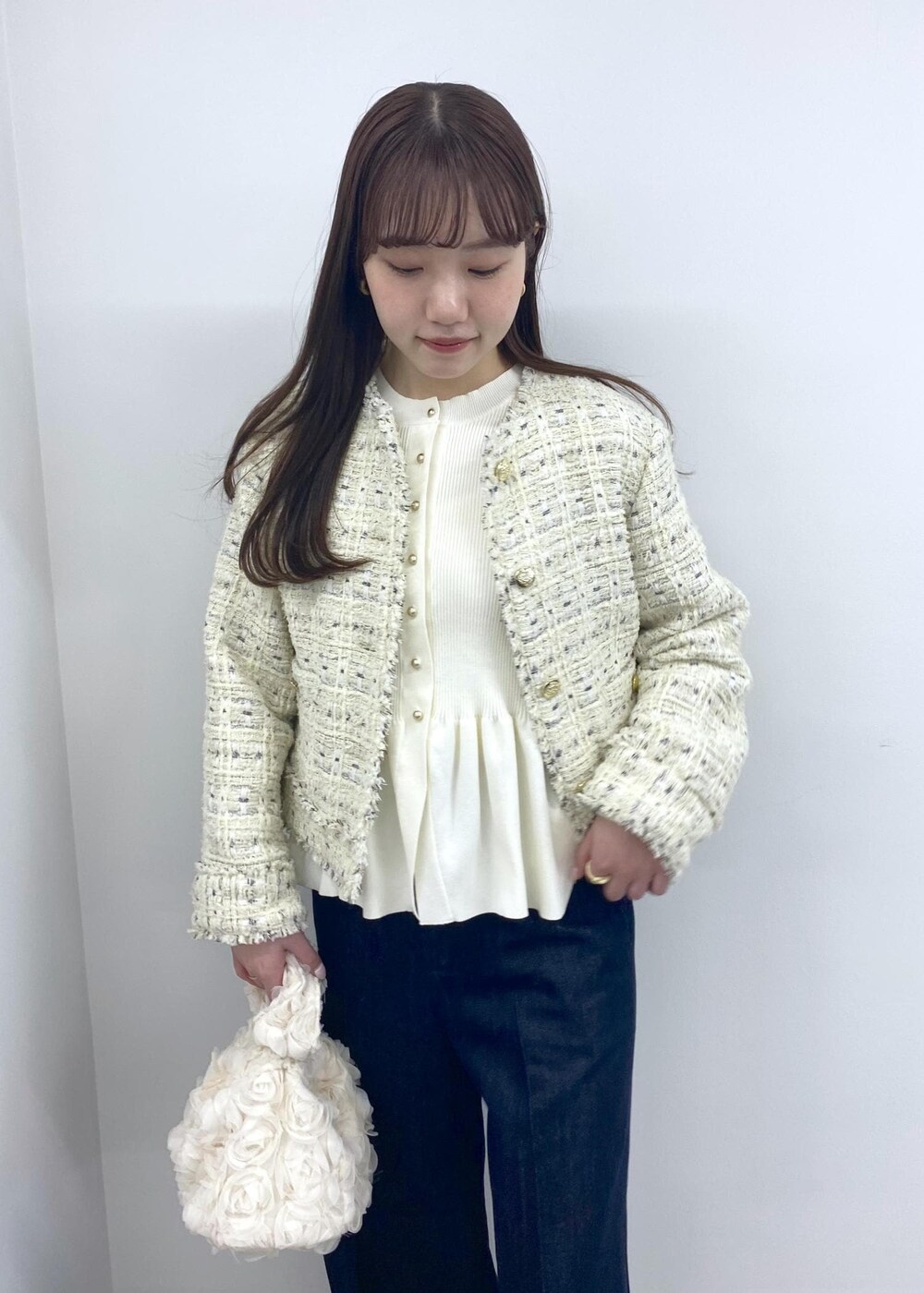 「身長158cm、骨格ウェーブ、初春コーデ、春コーデ、デートコーデ、お出かけコーデ、大人カジュアル、レイヤード、カジュアルコーデ、ヘルシーコーデ、フェミニンコーデ、きれいめコーデ、VIS、ウェーブ、ブルべ夏」｜「VISのツイードノーカラージャケット（ノーカラージャケット、ホワイト系）」を使った、minary1005さん（レディース・158cm）の冬コーディネートの5枚目の写真