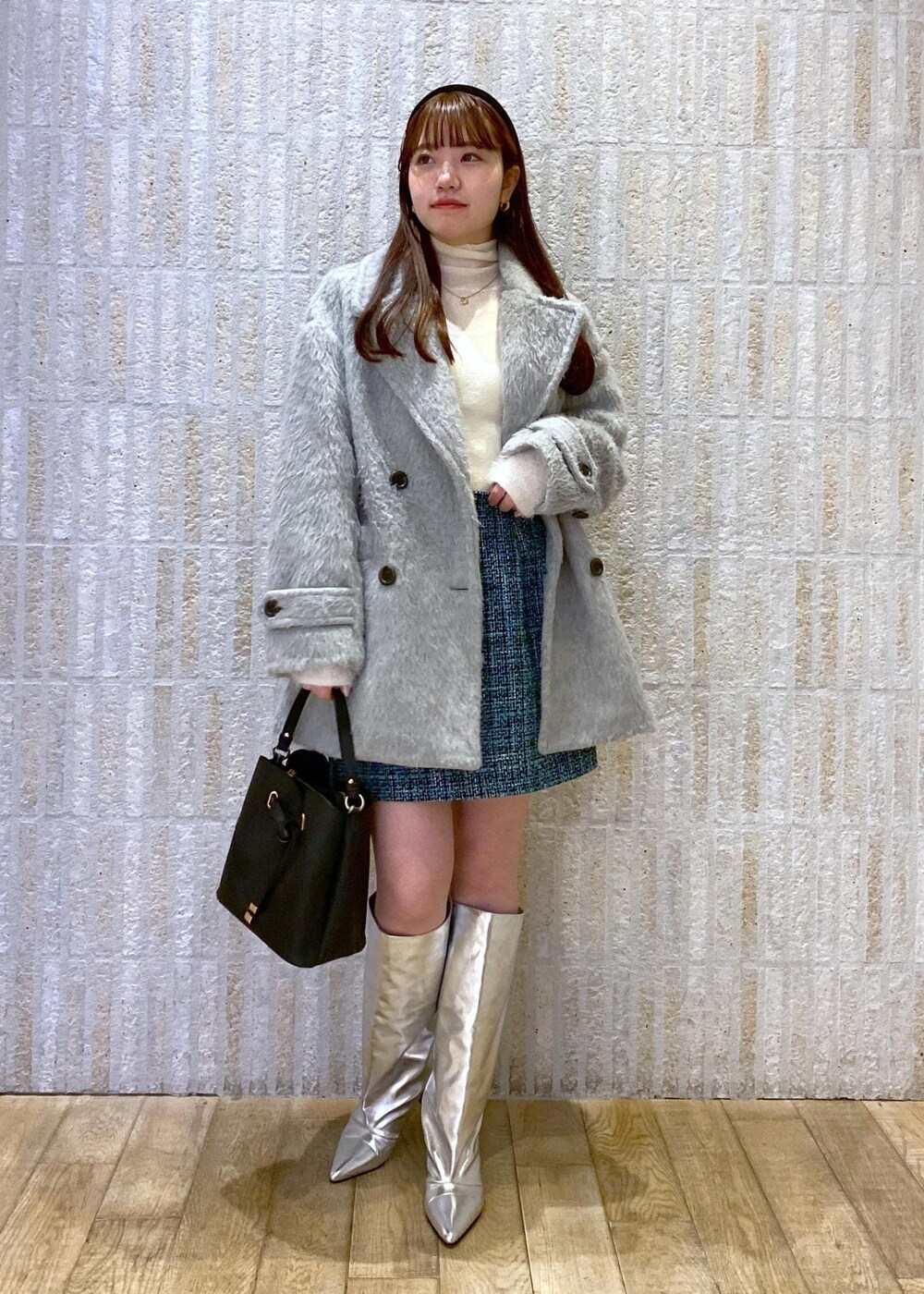 「ガーリー、初春コーデ、初冬コーデ、冬コーデ、デートコーデ、お出かけコーデ、スカートスタイル、ヘルシーコーデ、VIS、ウェーブ、ブルべ夏、乾燥、トップス、ニット/セーター、ジャケット/アウター」｜「Juzeのワイドロングブーツ（ブーツ、シルバー系）」を使った、minary1005さん（レディース・158cm）の冬コーディネートの3枚目の写真
