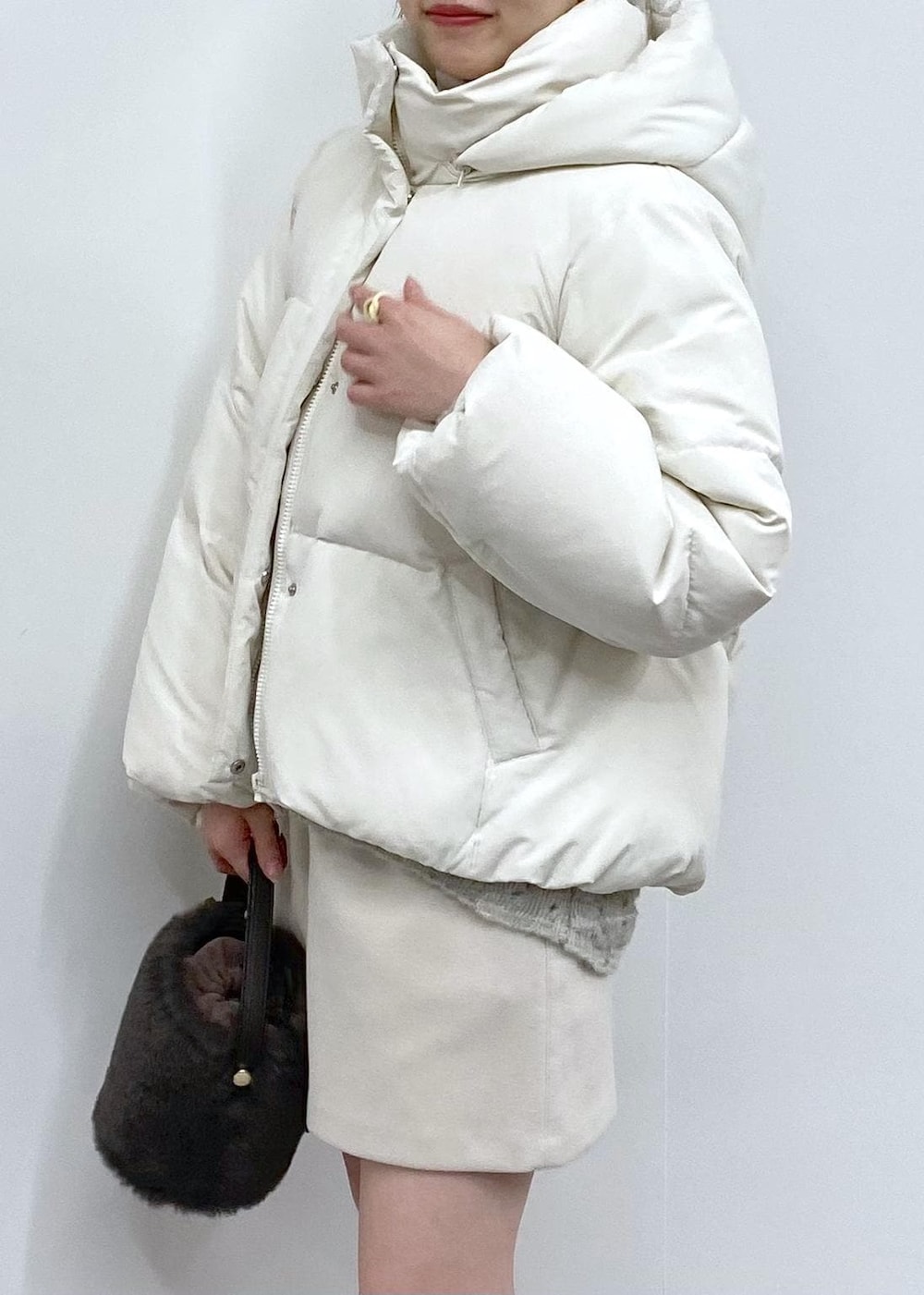 「身長158cm、骨格ウェーブ、ニット、Vネック、冬コーデ、デートコーデ、お出かけコーデ、旅行コーデ、クリスマスコーデ、パンツスタイル、ヘルシーコーデ、VIS、ウェーブ、ブルべ夏、乾燥」｜「Juzeのワイドロングブーツ（ブーツ、ベージュ系）」を使った、minary1005さん（レディース・158cm）の冬コーディネートの4枚目の写真