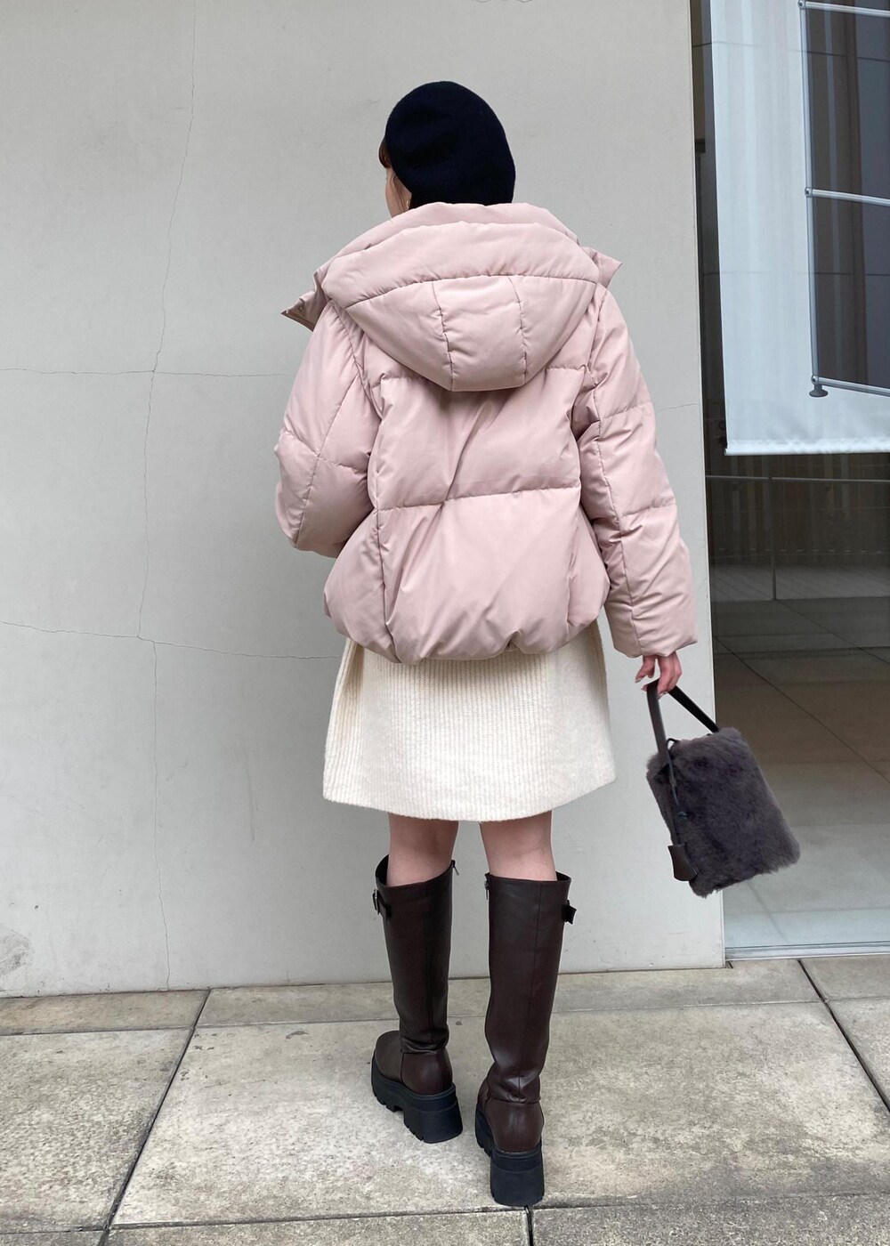 「ガーリー、ホワイト、ピンク、ベレー帽、ビジュー、ファー、Wコート_pickup、ビジューワンピース、初冬コーデ、冬コーデ、デートコーデ、お出かけコーデ、クリスマスコーデ、スカートスタイル、フェミニンコーデ」｜「VISの【選べる着丈】カップ付きロゴ刺繍Wストラップキャミソール【洗える】（キャミソール、ホワイト系）」を使った、minary1005さん（レディース・158cm）の秋コーディネートの8枚目の写真