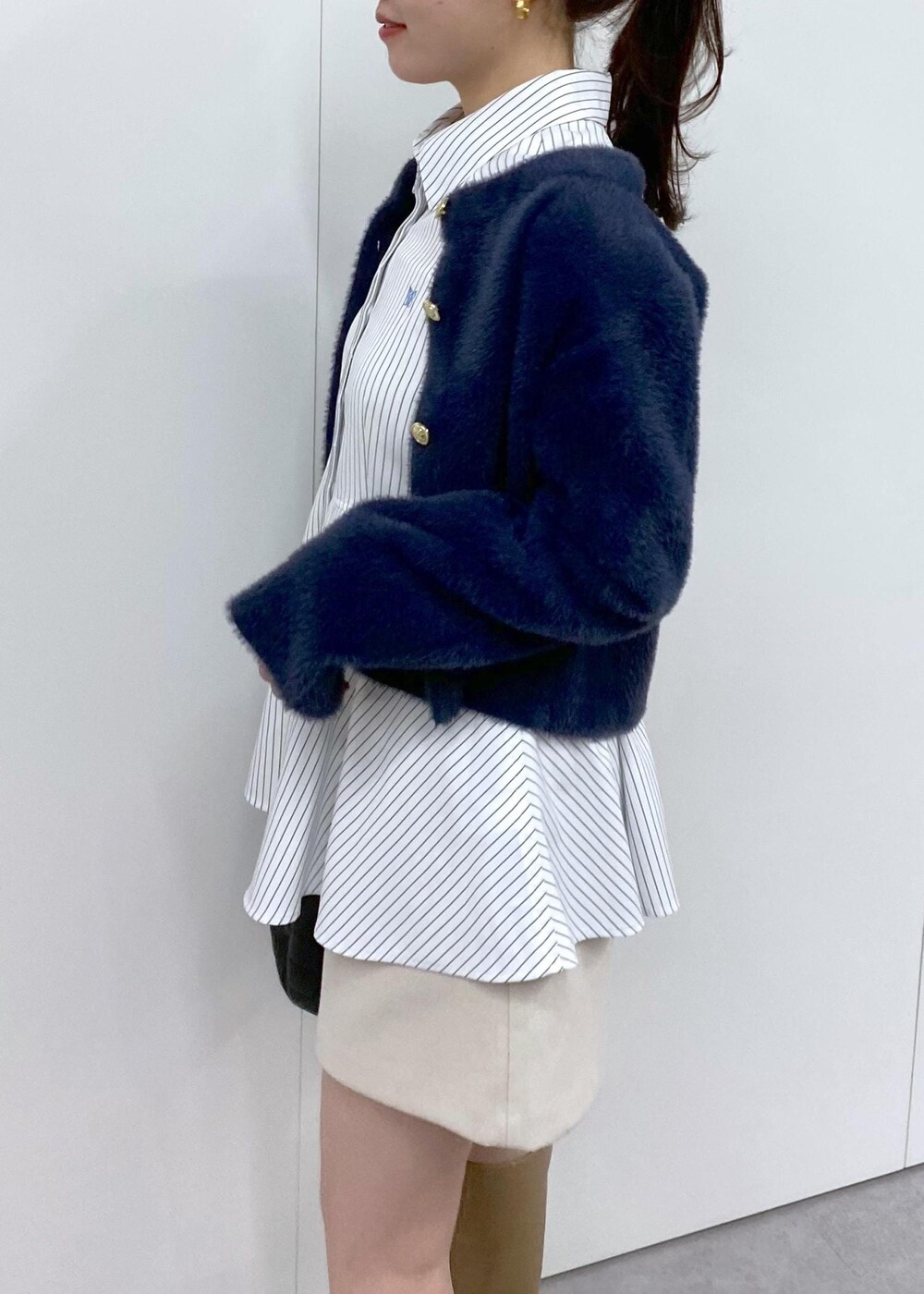 ベージュ系のブーツ、ブルー系のカーディガン/ボレロ、ベージュ系のその他パンツを着用したレディースの冬コーディネートの4枚目の写真