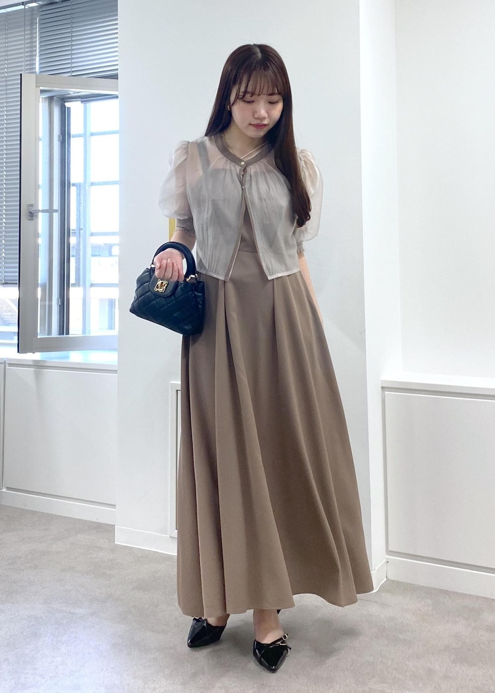 「春コーデ、夏コーデ、秋コーデ、セレモニーコーデ、結婚式コーデ、デートコーデ、お出かけコーデ、女子会コーデ、フェミニンコーデ、きれいめコーデ、VIS、ウェーブ、ブルべ夏、乾燥、ワンピース」｜「VISの【2WAY】変形ひねりキルティングミニショルダーバッグ（ショルダーバッグ、ブラック系）」を使った、minary1005さん（レディース・158cm）の春コーディネートの3枚目の写真