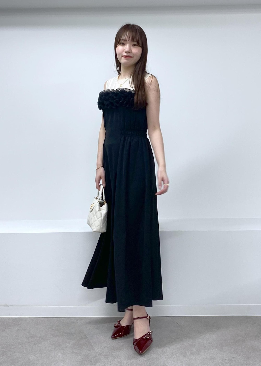 「ドレス、身長158cm、骨格ウェーブ、春コーデ、夏コーデ、セレモニーコーデ、結婚式コーデ、デートコーデ、ヘルシーコーデ、フェミニンコーデ、VIS、ウェーブ、ブルべ夏、乾燥、ワンピース」｜「VISの【2WAY】変形ひねりキルティングミニショルダーバッグ（ショルダーバッグ、ホワイト系）」を使った、minary1005さん（レディース・158cm）の春コーディネートの2枚目の写真