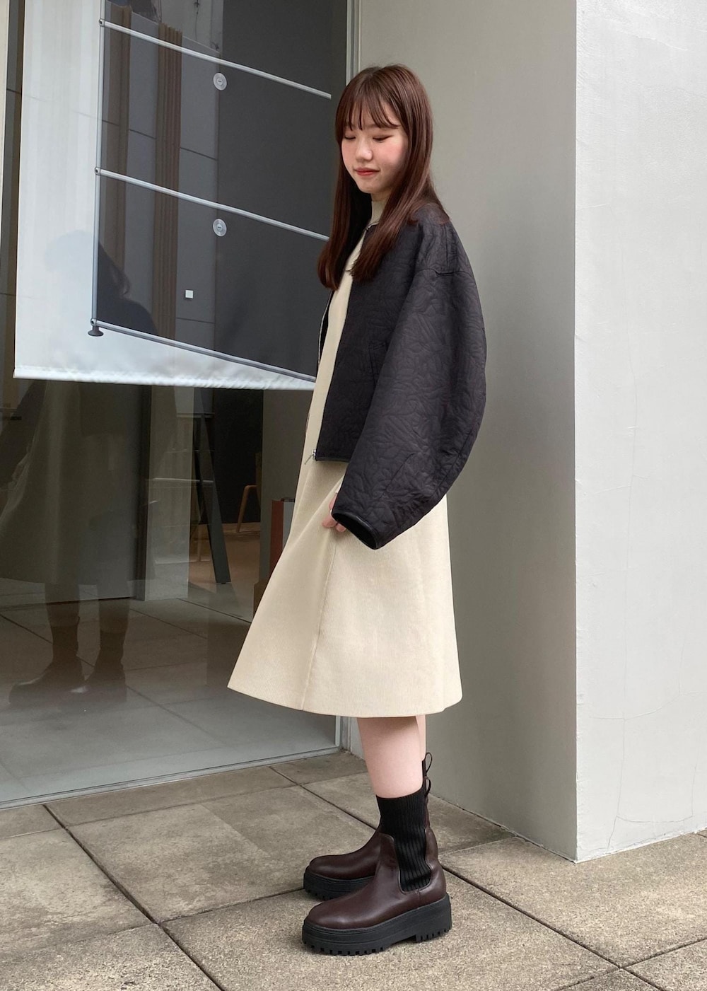「長袖、ブルゾン、ベージュ、ニット、フレア、膝丈、アイボリー、ブラウン、レザー、ショートブーツ、厚底、初秋コーデ、秋コーデ、デートコーデ、お出かけコーデ」｜「VISの【選べる着丈】カップ付きロゴ刺繍Wストラップキャミソール【洗える】（キャミソール、ホワイト系）」を使った、minary1005さん（レディース・158cm）の秋コーディネートの2枚目の写真