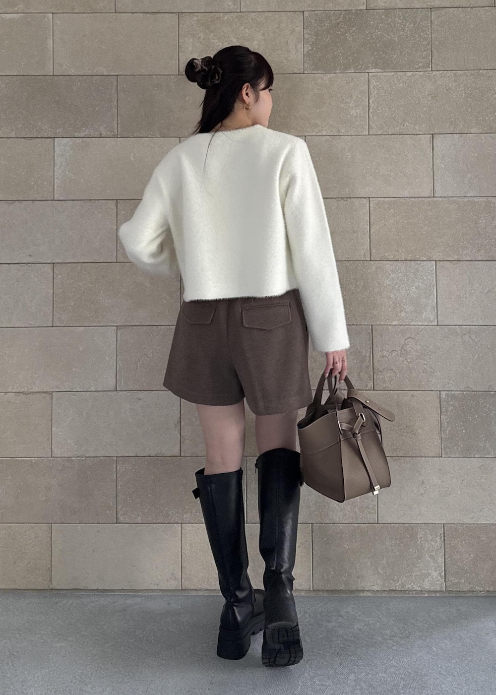 ブラック系のブーツ、ブラウン系のその他パンツ、ホワイト系のカーディガン/ボレロを着用したレディースの秋コーディネートの7枚目の写真