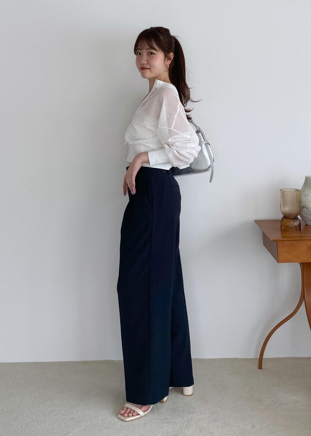 「骨格ウェーブ、身長158cm、初夏コーデ、夏コーデ、大人カジュアル、パンツスタイル、ヘルシーコーデ、シンプルコーデ、VIS、ウェーブ、ブルべ夏、乾燥、トップス、キャミソール、ジャケット/アウター」｜「VISの【選べる着丈】カップ付きロゴ刺繍Wストラップキャミソール【洗える】（キャミソール、ホワイト系）」を使った、minary1005さん（レディース・158cm）の夏コーディネートの5枚目の写真