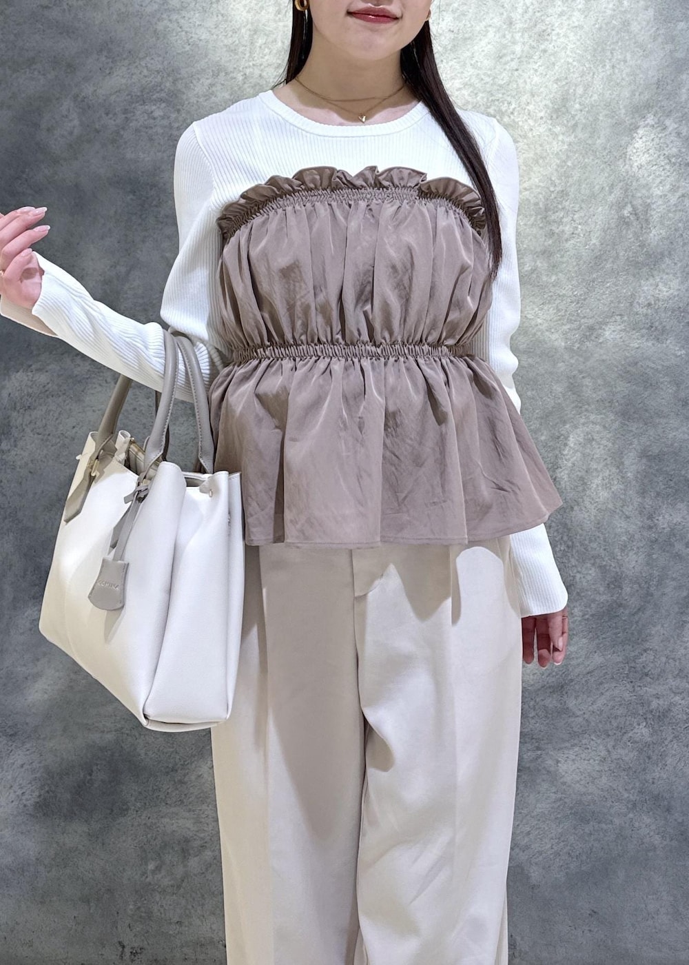 ベージュ系のその他パンツ、ブラック系のパンプス、ベージュ系のニット/セーターを着用したレディースの春コーディネートの3枚目の写真