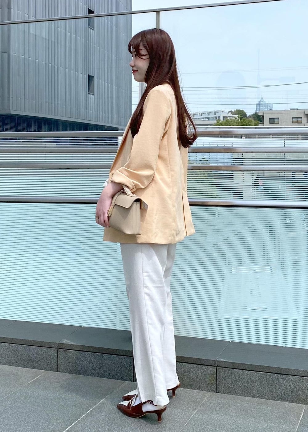 「身長158cm、骨格ウェーブ、初春コーデ、春コーデ、初夏コーデ、デートコーデ、お出かけコーデ、レイヤード、パンツスタイル、ヘルシーコーデ、フェミニンコーデ、きれいめコーデ、VIS、ウェーブ、ブルべ夏」｜「VISの【新色追加】ひねり金具ワンハンドルミニショルダーバッグ【2WAY（ショルダーバッグ、ベージュ系）」を使った、minary1005さん（レディース・158cm）の春コーディネートの3枚目の写真