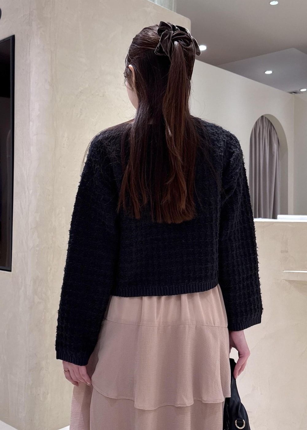 ホワイト系のキャミソール、ブラック系のパンプス、ブラック系のハンドバッグを着用したレディースの秋コーディネートの7枚目の写真