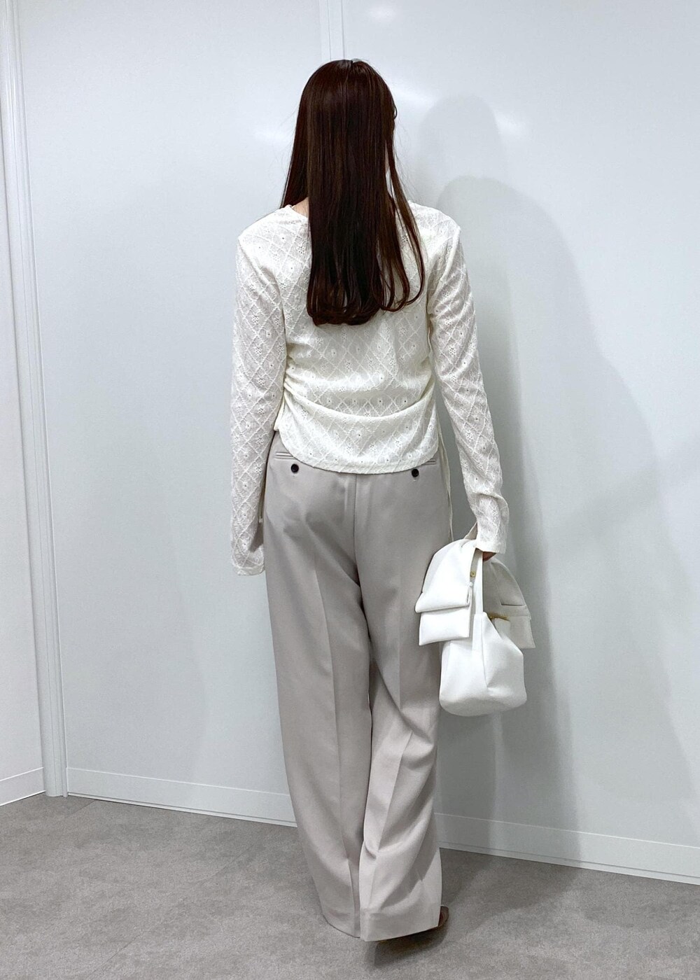 ブラウン系のパンプス、ホワイト系のキャミソール、ホワイト系のカーディガン/ボレロを着用したレディースの冬コーディネートの6枚目の写真