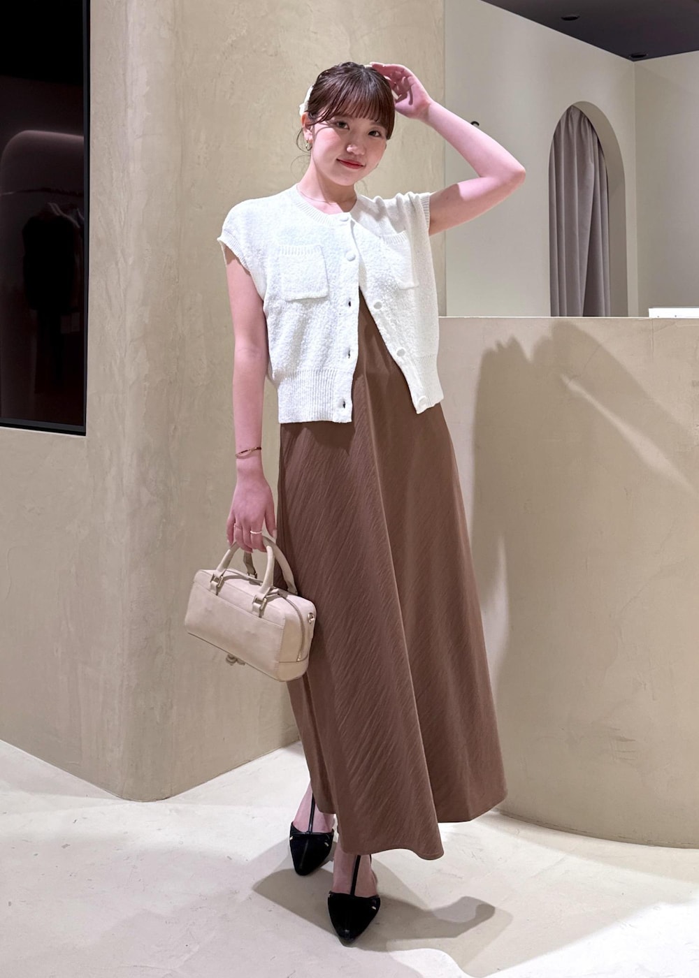 ホワイト系のキャミソール、ブラウン系のワンピース、ホワイト系のカーディガン/ボレロを着用したレディースの夏コーディネートの2枚目の写真