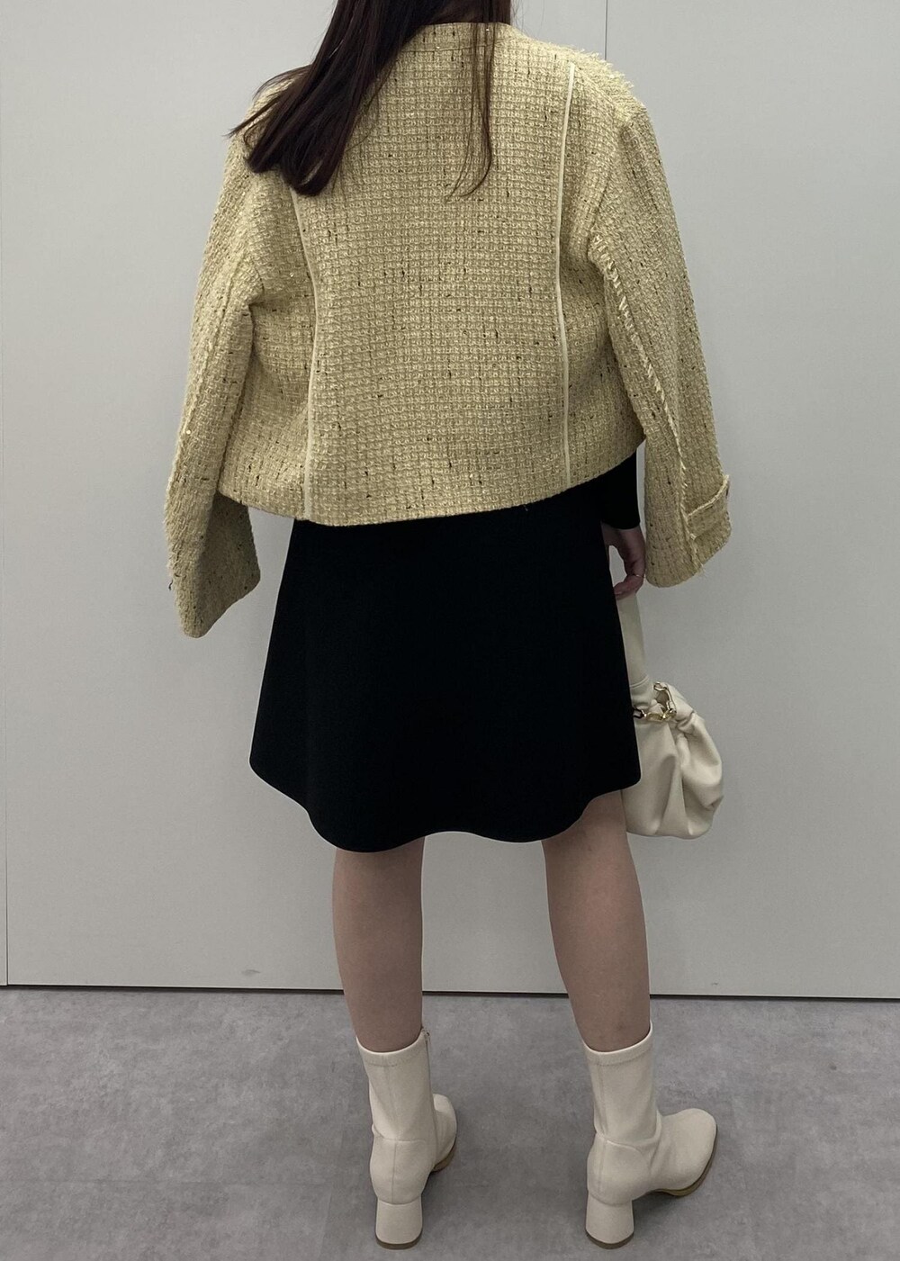 「ホワイト、ベージュ、巾着、アイボリー、ニット、ジャケット、イエロー、ブラック、ヒール、ショートブーツ、ショート、初秋コーデ、秋コーデ、初冬コーデ、デートコーデ」｜「VISの【選べる着丈】カップ付きロゴ刺繍Wストラップキャミソール【洗える】（キャミソール、ホワイト系）」を使った、minary1005さん（レディース・158cm）の秋コーディネートの4枚目の写真