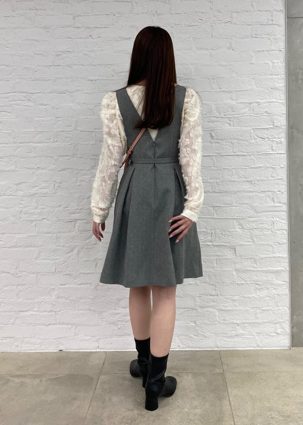「ガーリー、身長158cm、骨格ウェーブ、フリンジ、秋コーデ、デートコーデ、お出かけコーデ、女子会コーデ、スカートスタイル、フェミニンコーデ、VIS、ウェーブ、ブルべ夏、乾燥、トップス」｜「VISの【選べる着丈】カップ付きロゴ刺繍Wストラップキャミソール【洗える】（キャミソール、ホワイト系）」を使った、minary1005さん（レディース・158cm）の秋コーディネートの7枚目の写真