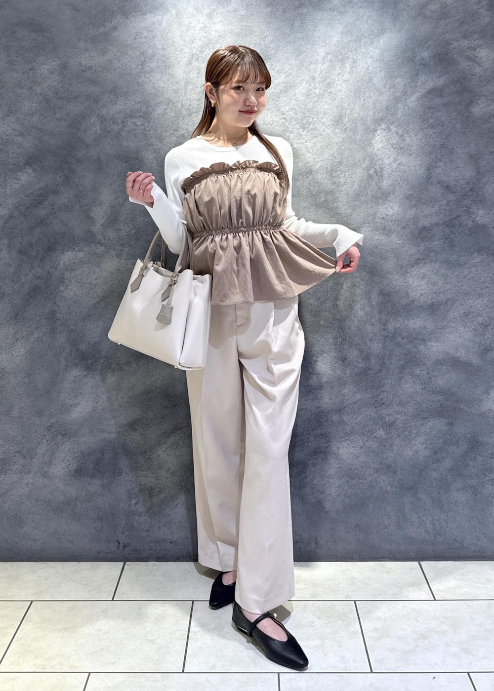 ベージュ系のその他パンツ、ブラック系のパンプス、ベージュ系のニット/セーターを着用したレディースの春コーディネートの2枚目の写真