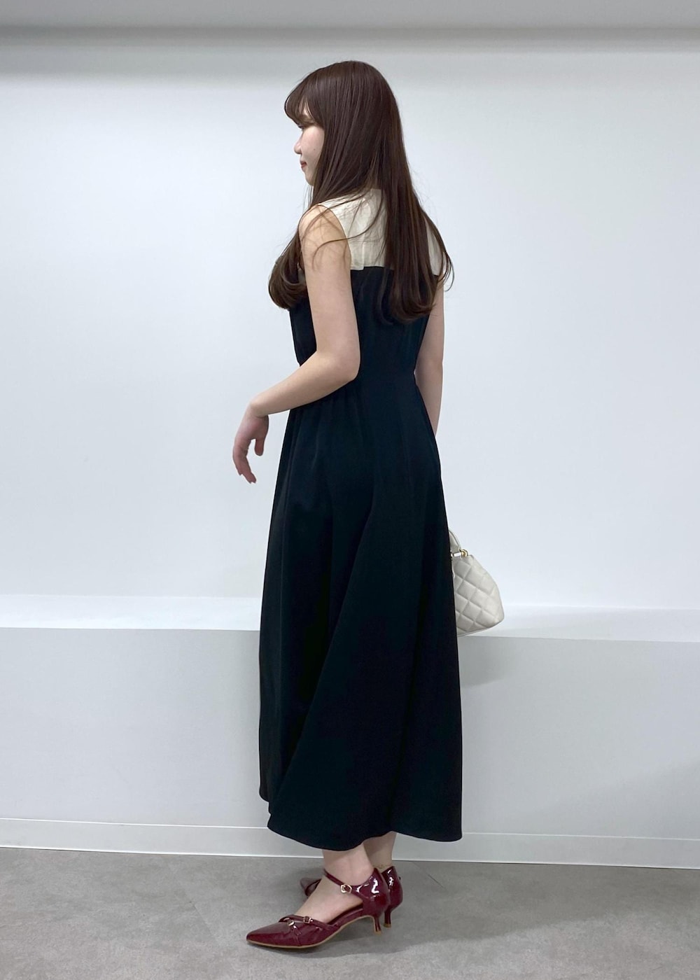 「ドレス、身長158cm、骨格ウェーブ、春コーデ、夏コーデ、セレモニーコーデ、結婚式コーデ、デートコーデ、ヘルシーコーデ、フェミニンコーデ、VIS、ウェーブ、ブルべ夏、乾燥、ワンピース」｜「VISの【2WAY】変形ひねりキルティングミニショルダーバッグ（ショルダーバッグ、ホワイト系）」を使った、minary1005さん（レディース・158cm）の春コーディネートの3枚目の写真