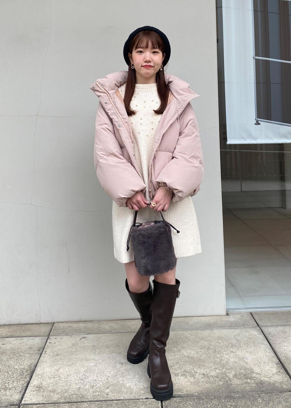 「ガーリー、ホワイト、ピンク、ベレー帽、ビジュー、ファー、Wコート_pickup、ビジューワンピース、初冬コーデ、冬コーデ、デートコーデ、お出かけコーデ、クリスマスコーデ、スカートスタイル、フェミニンコーデ」｜「VISの【選べる着丈】カップ付きロゴ刺繍Wストラップキャミソール【洗える】（キャミソール、ホワイト系）」を使った、minary1005さん（レディース・158cm）の秋コーディネートの3枚目の写真
