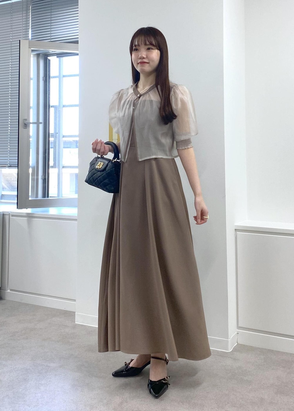 「春コーデ、夏コーデ、秋コーデ、セレモニーコーデ、結婚式コーデ、デートコーデ、お出かけコーデ、女子会コーデ、フェミニンコーデ、きれいめコーデ、VIS、ウェーブ、ブルべ夏、乾燥、ワンピース」｜「VISの【2WAY】変形ひねりキルティングミニショルダーバッグ（ショルダーバッグ、ブラック系）」を使った、minary1005さん（レディース・158cm）の春コーディネートの4枚目の写真
