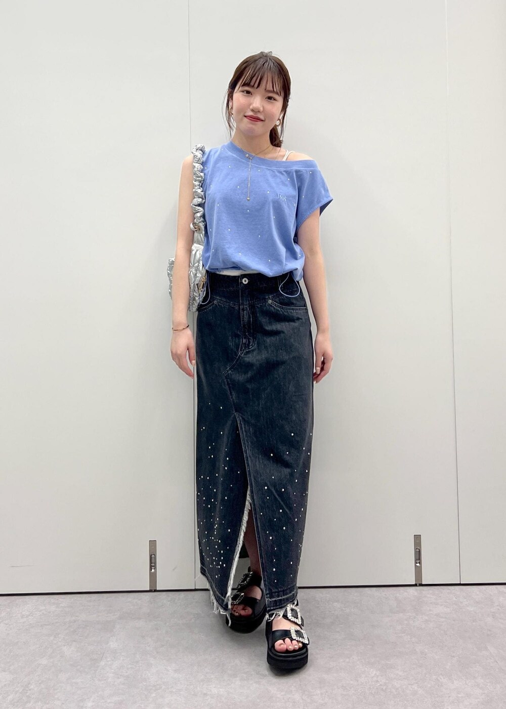 「ストーン、ストーントップス、24ss夏の新作、小旅行、機能素材、吸水速乾、骨格ウェーブ、ブルベ、ショルダーバッグ、シルバー、ブルー、デニム、スリット、サンダル、厚底」｜「VISのカップ付きキャミソール【洗える】（キャミソール、ホワイト系）」を使った、minary1005さん（レディース・158cm）の夏コーディネートの3枚目の写真