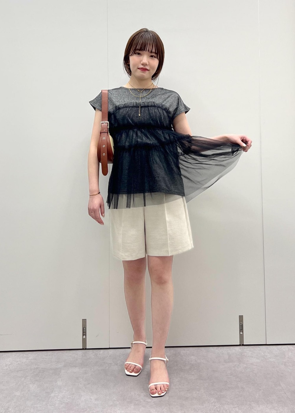 「チュールトップス、トップス、チュール、グレー、ブラック、ブラウン、バッグ、ショルダー、ショートパンツ、ベージュ、サンダル、ストラップサンダル、24ss夏の新作、デザインTOPS、VIS」｜「Juzeのストラップヒールサンダル（サンダル、ホワイト系）」を使った、minary1005さん（レディース・158cm）の夏コーディネートの3枚目の写真